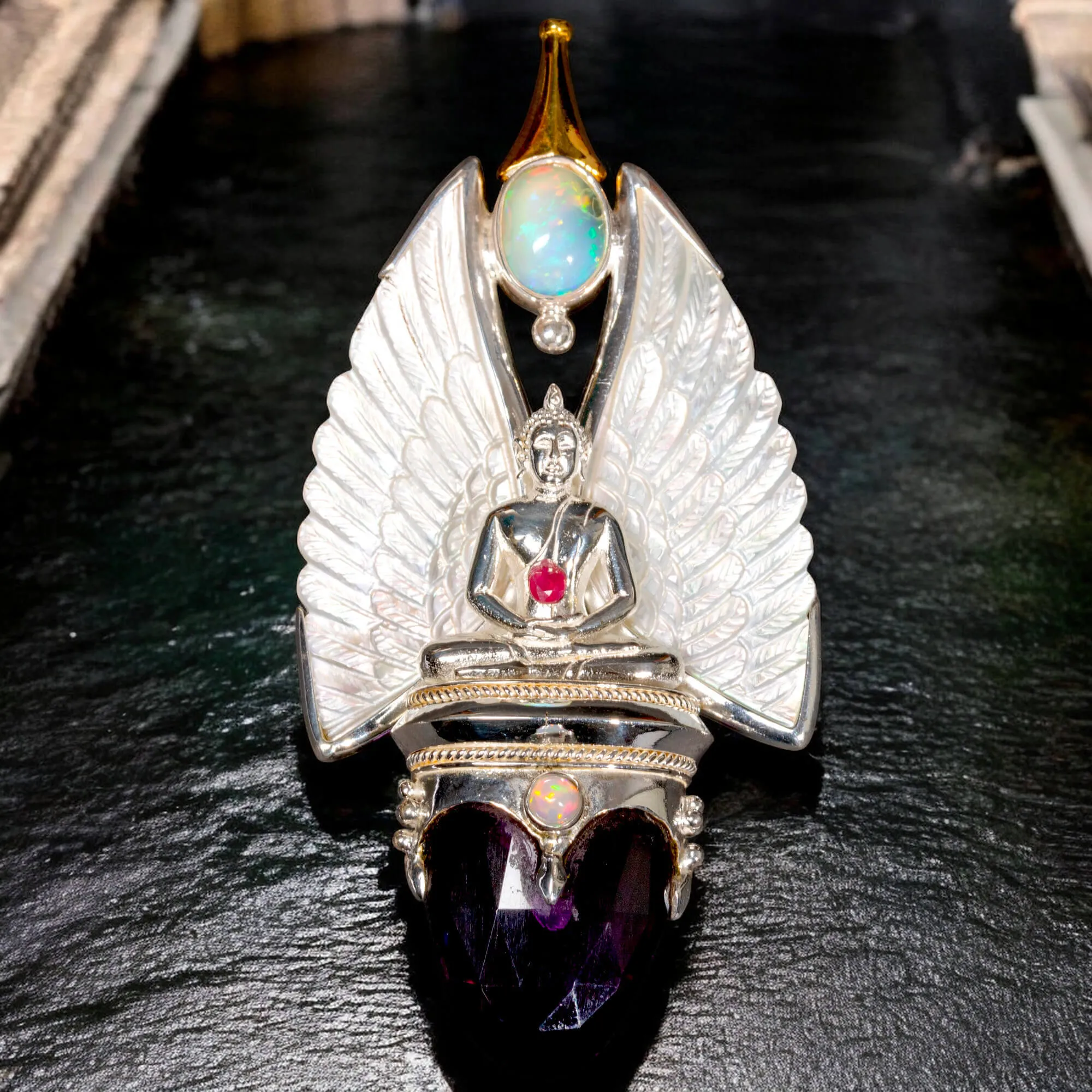 Gioiello Buddha: Argento e Oro con Opali, Rubino e Ametista.