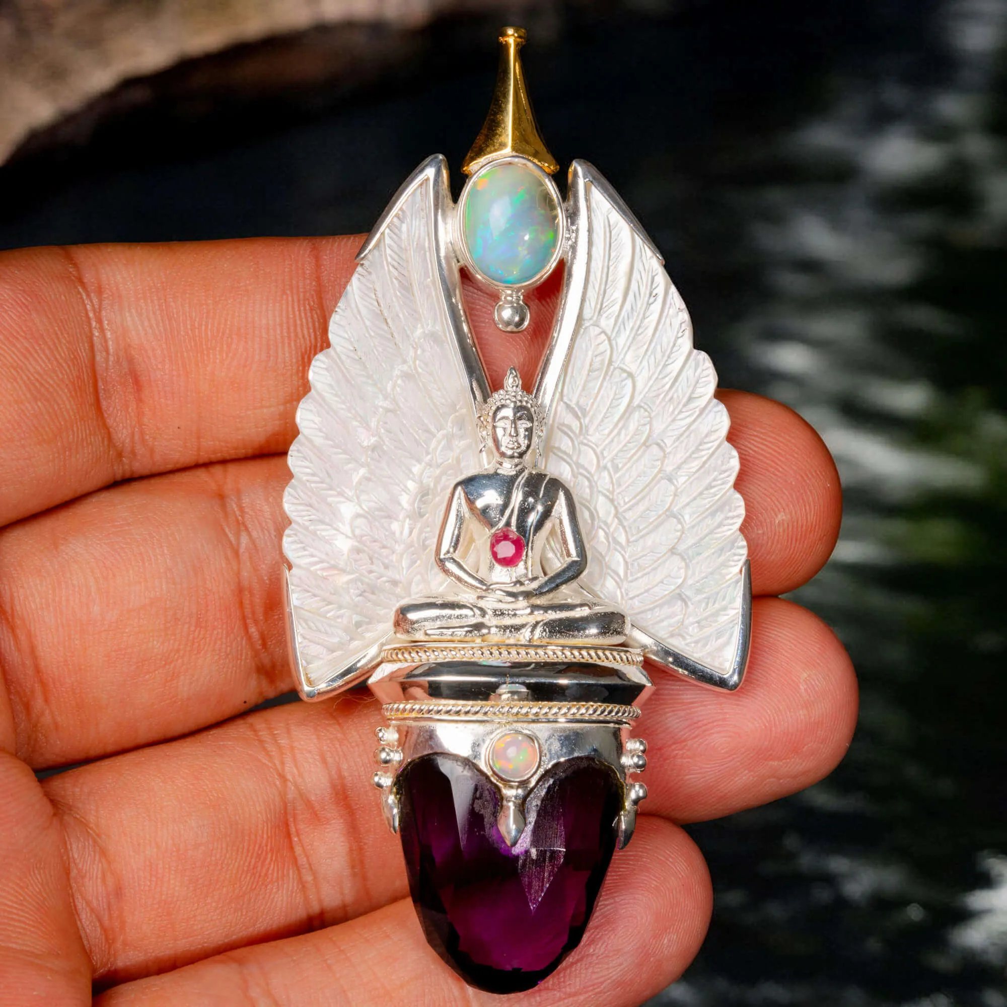 Gioiello Buddha: Argento e Oro con Opali, Rubino e Ametista.