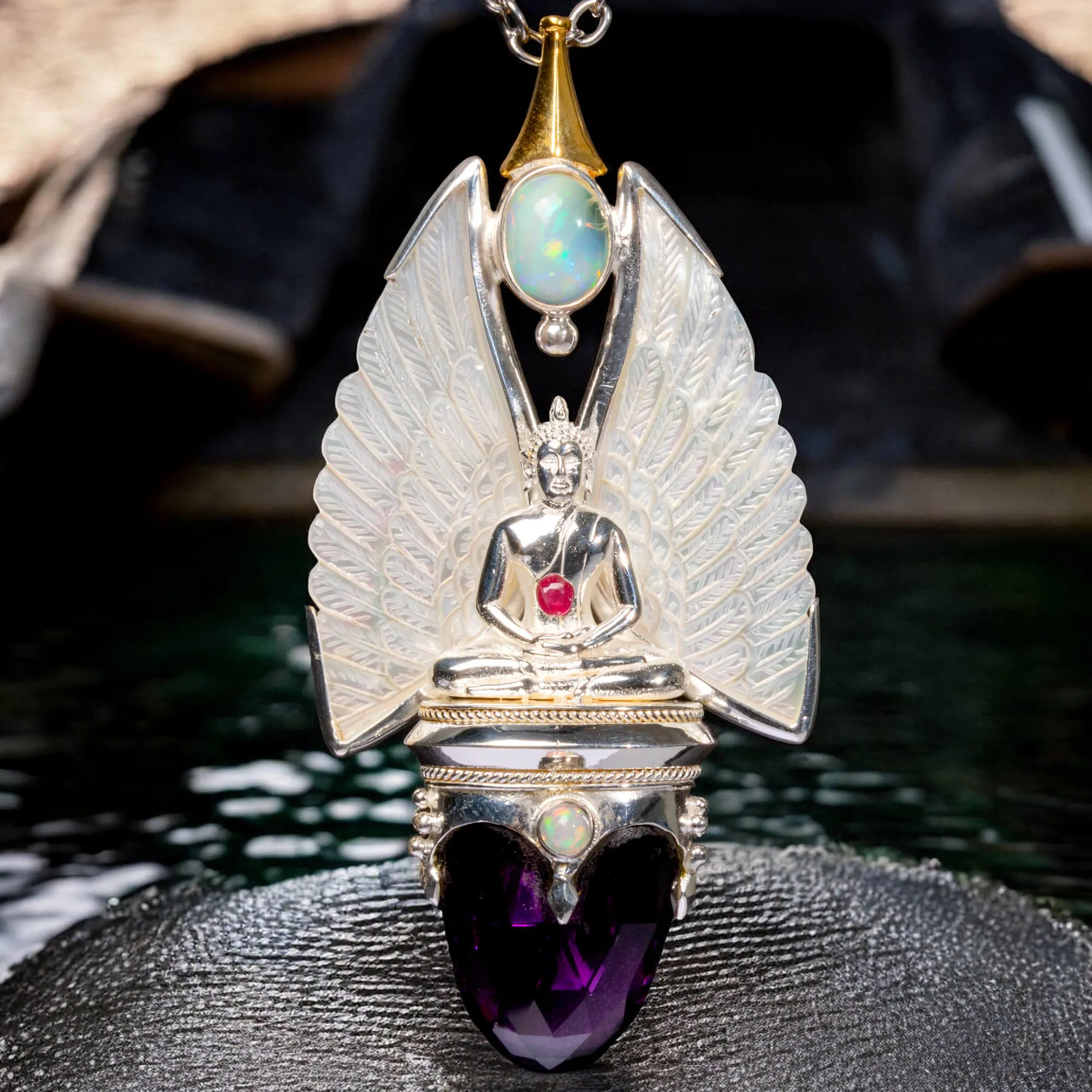 Gioiello Buddha: Argento e Oro con Opali, Rubino e Ametista.