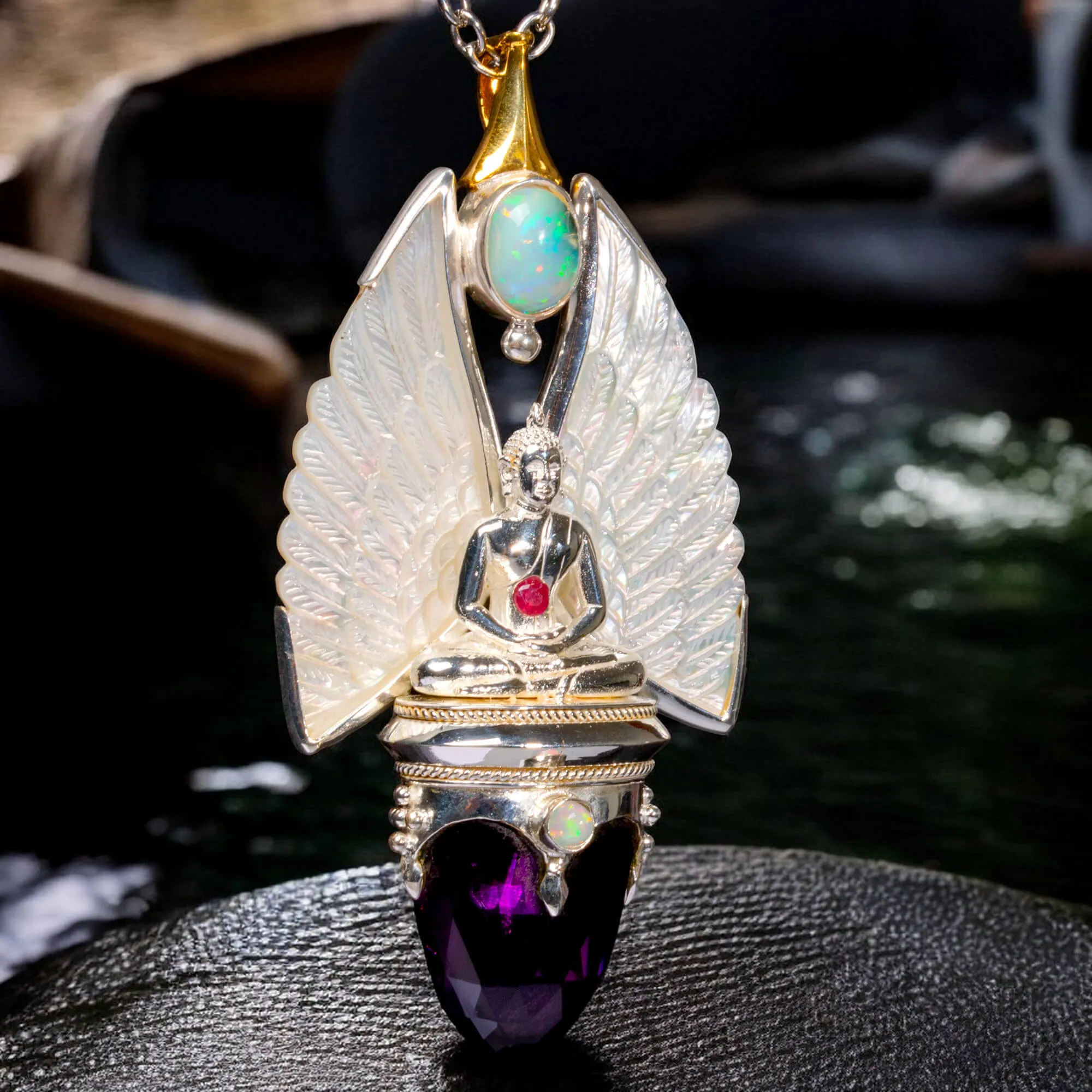 Gioiello Buddha: Argento e Oro con Opali, Rubino e Ametista.