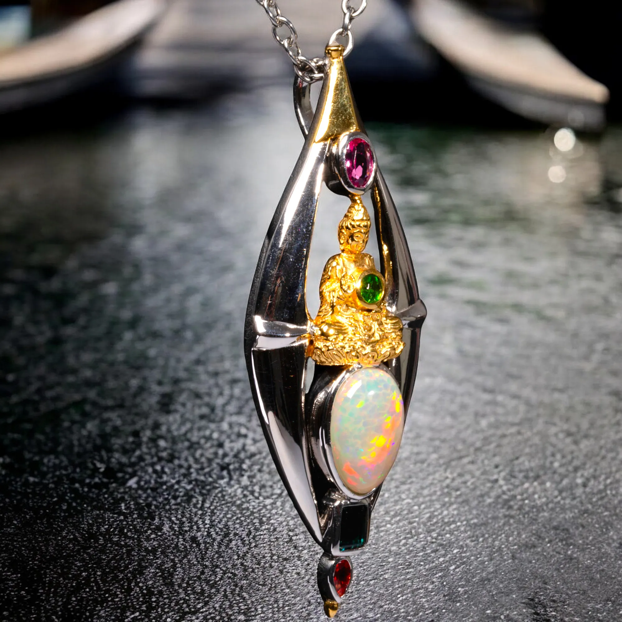 Ciondolo Buddha: Oro e Argento con Gemme Rare e Preziose.