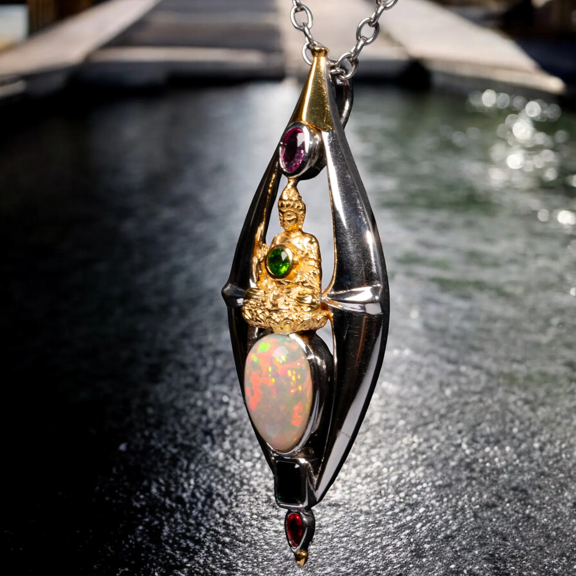 Ciondolo Buddha: Oro e Argento con Gemme Rare e Preziose.