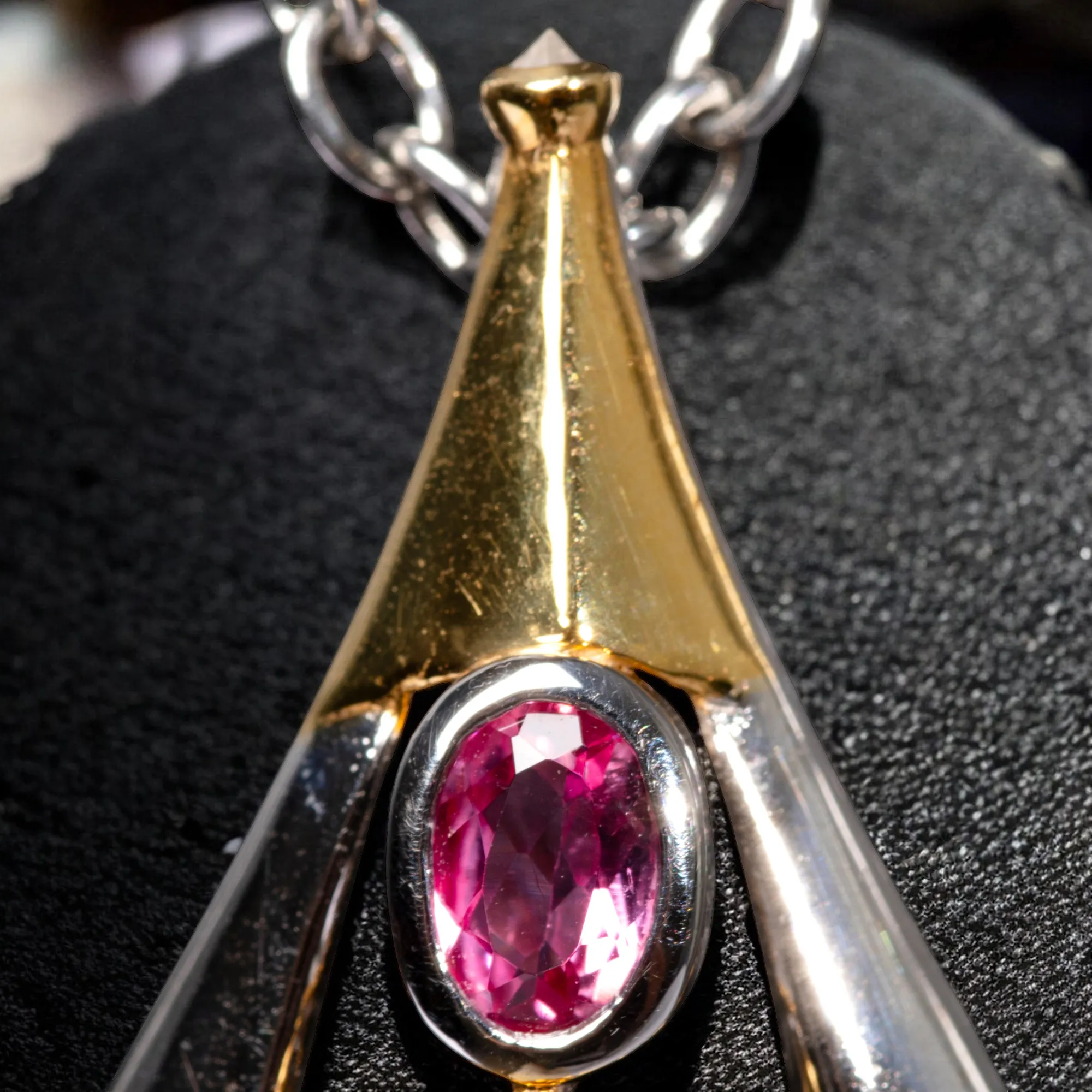 Ciondolo Buddha: Oro e Argento con Gemme Rare e Preziose.