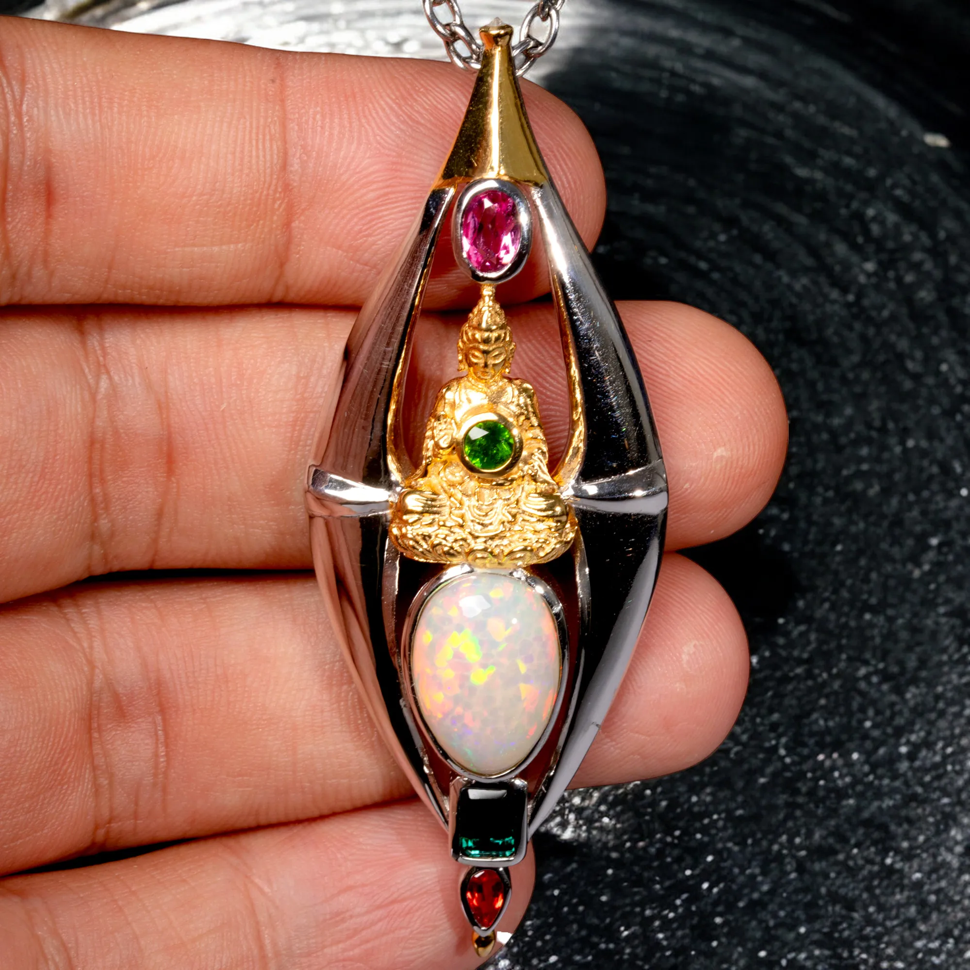 Ciondolo Buddha: Oro e Argento con Gemme Rare e Preziose.