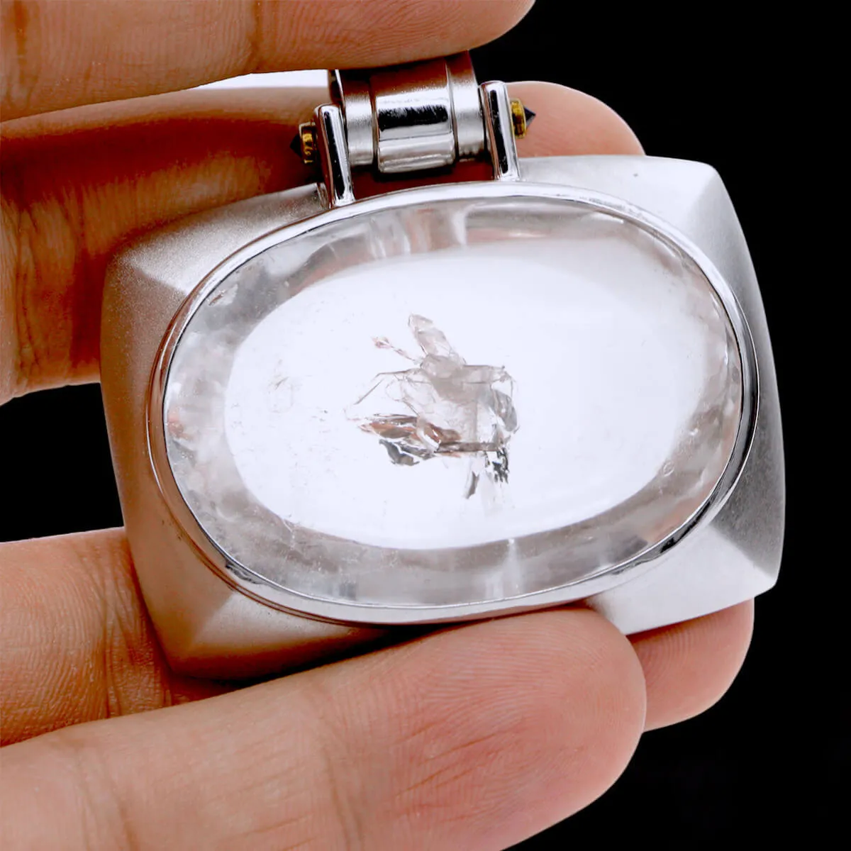 Ciondolo in argento con Quarzo Manifestation e zaffiri blu.