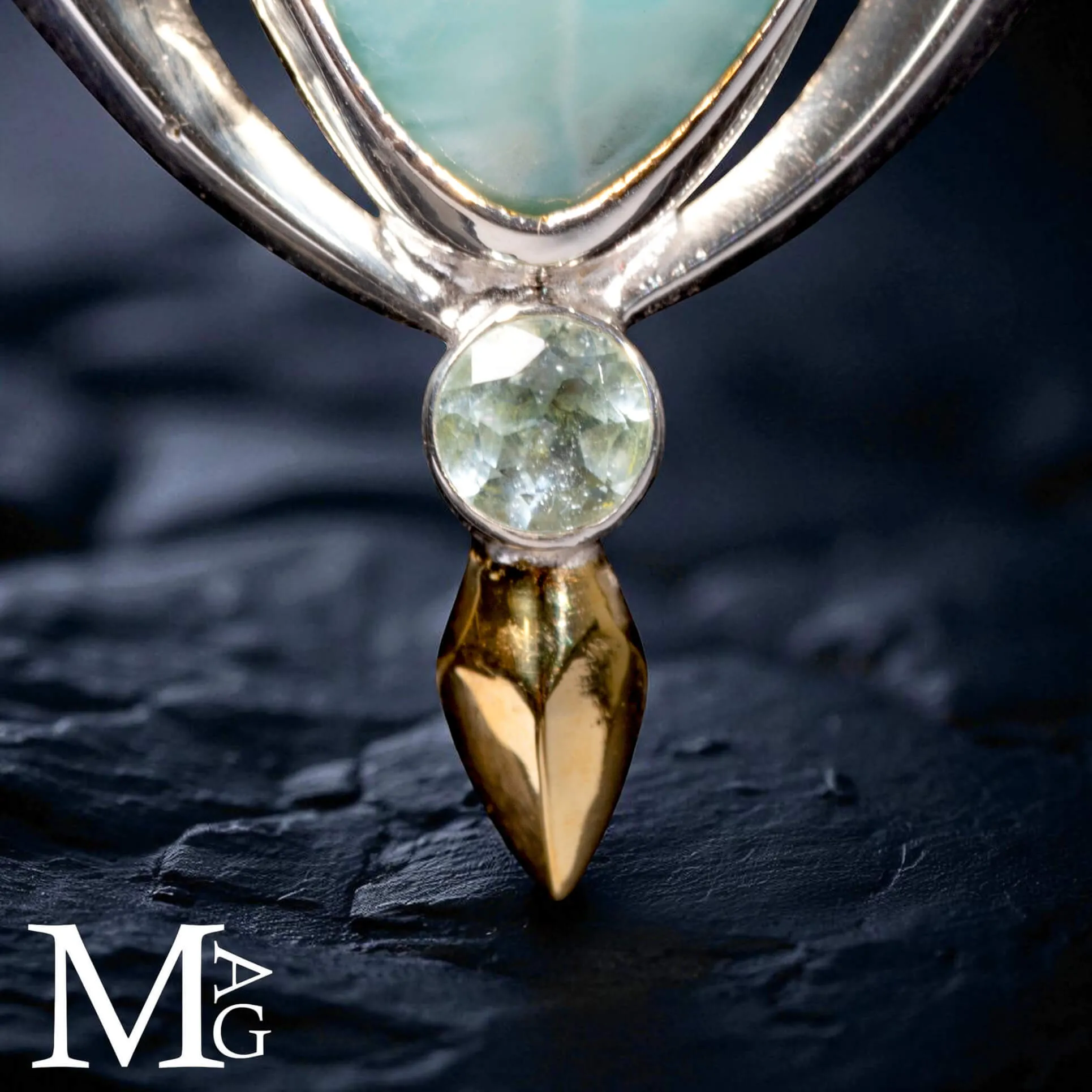 Gioiello in Argento con Buddha, Larimar, Opale, Paua Shell e Diamantino.