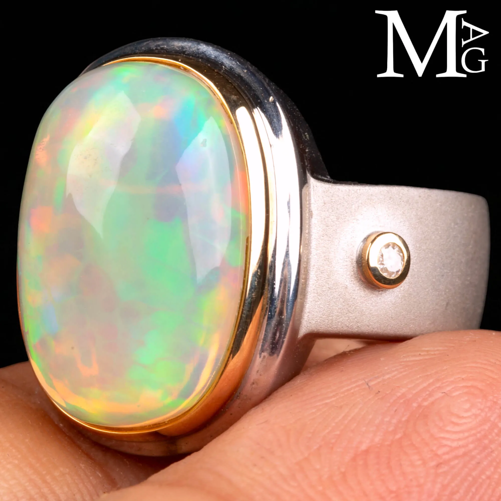 Anello "Fuoco d’Etere" Argento, oro, opale.