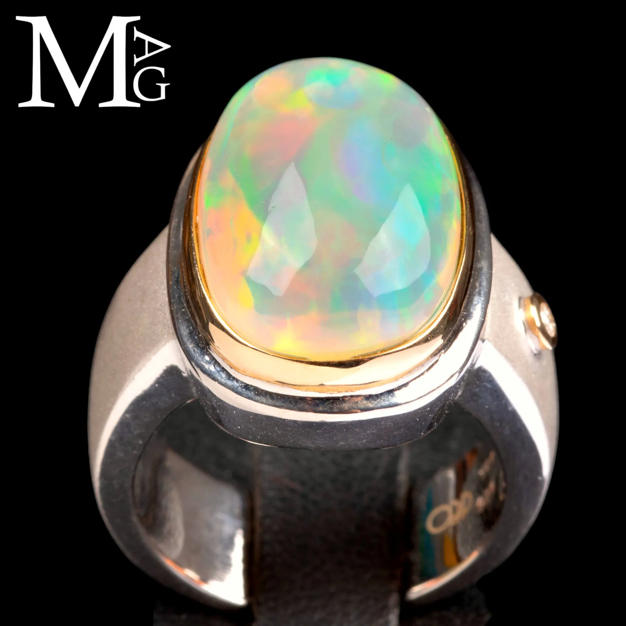 Anello "Fuoco d’Etere" Argento, oro, opale.