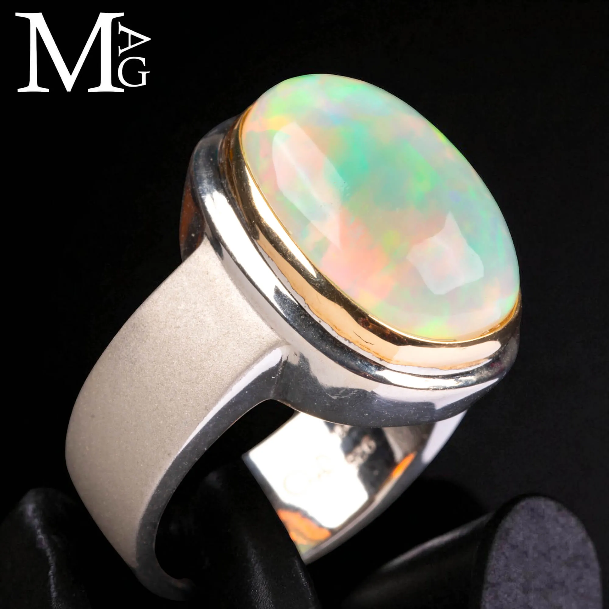 Anello "Fuoco d’Etere" Argento, oro, opale.