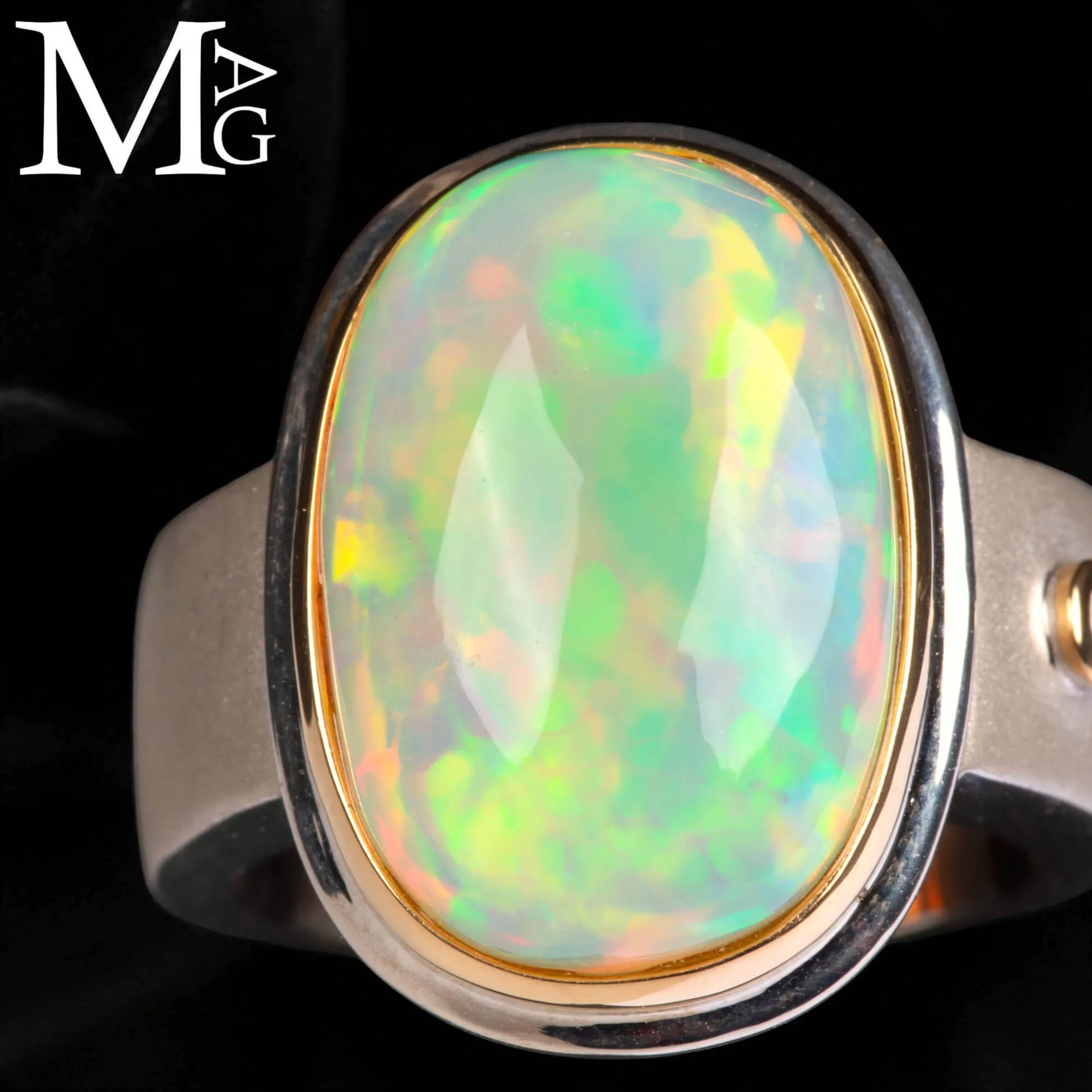 Anello "Fuoco d’Etere" Argento, oro, opale.