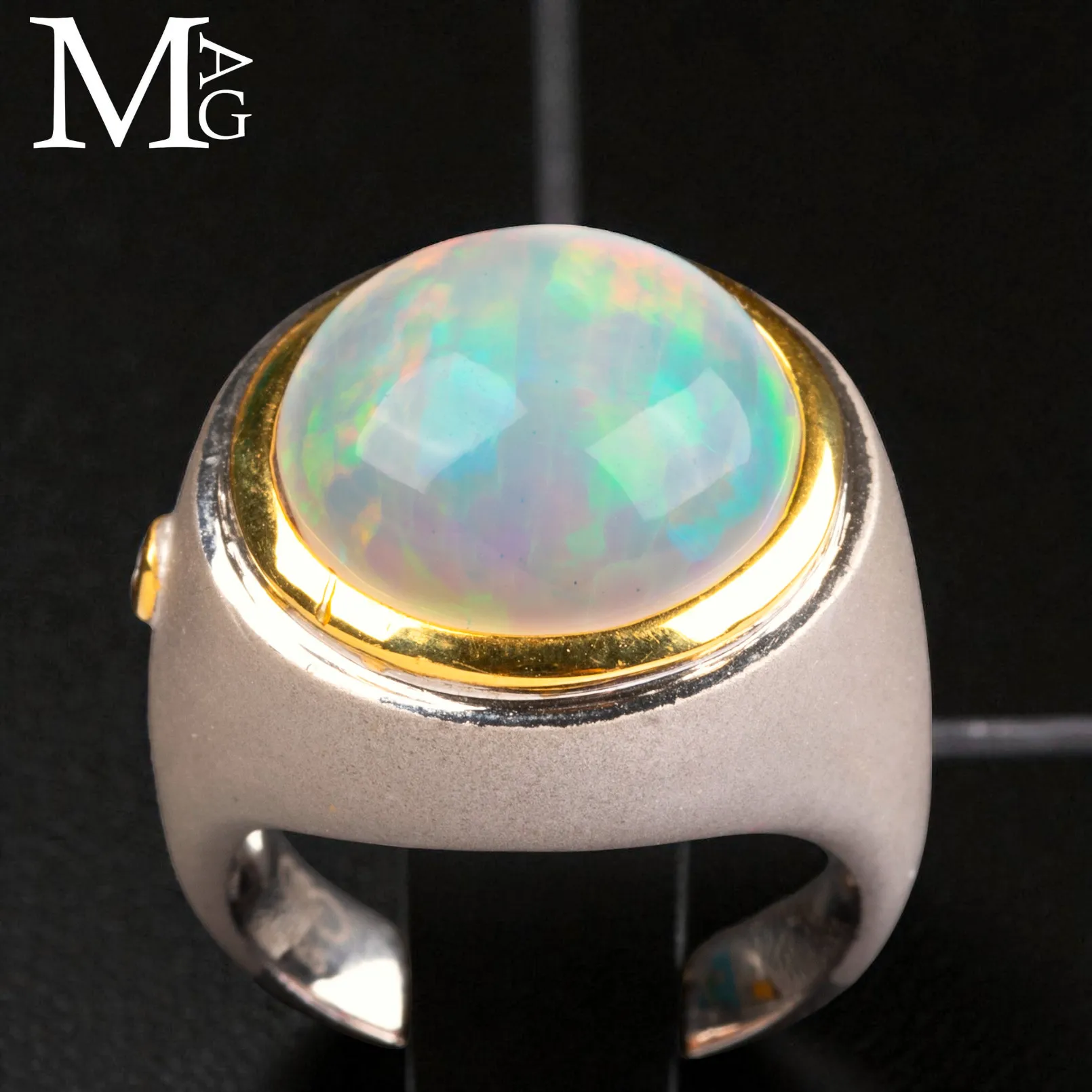 Raffinato anello in opale etiope, argento, oro e diamante.
