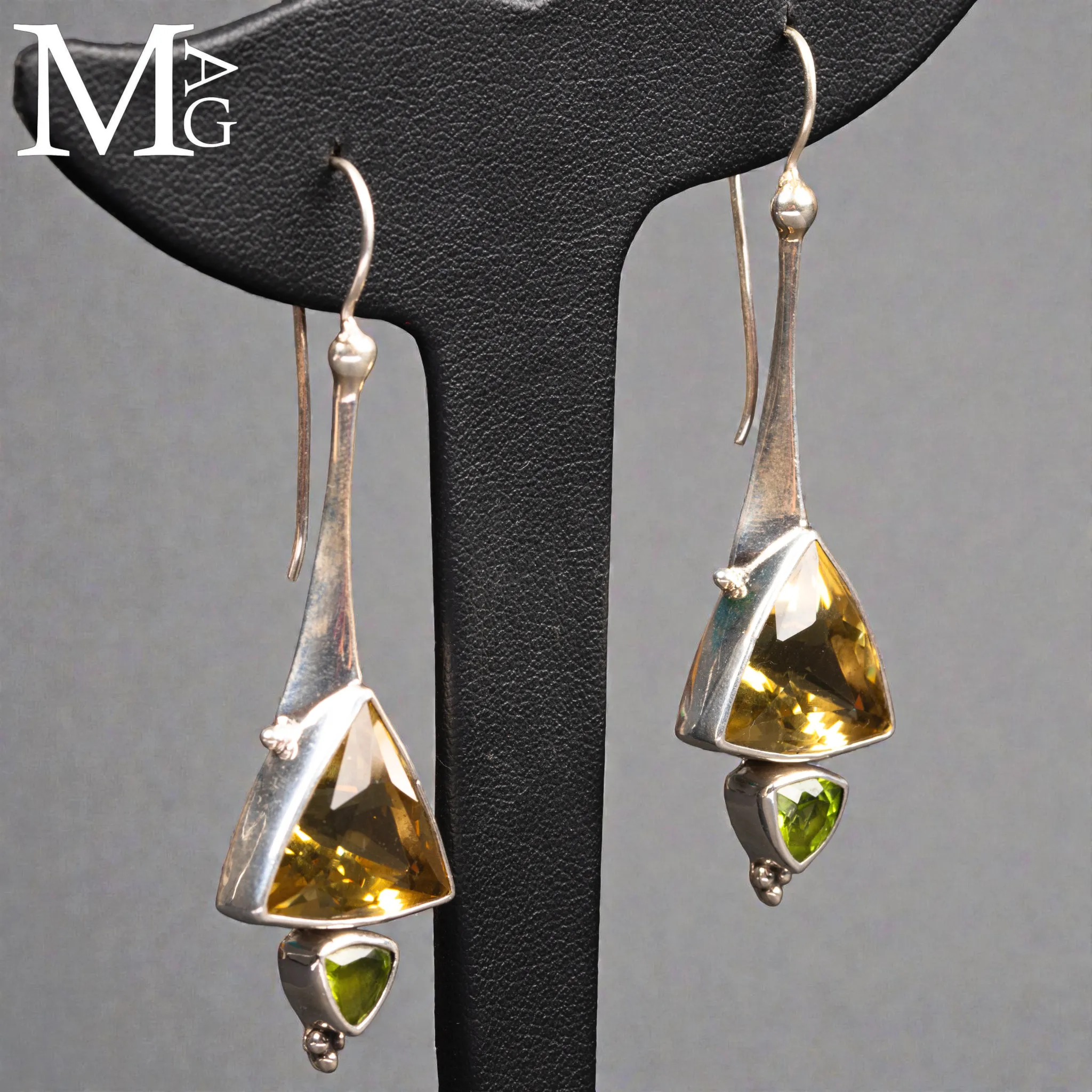 Orecchini in argento con quarzo citrino trillion e peridoto naturale.
