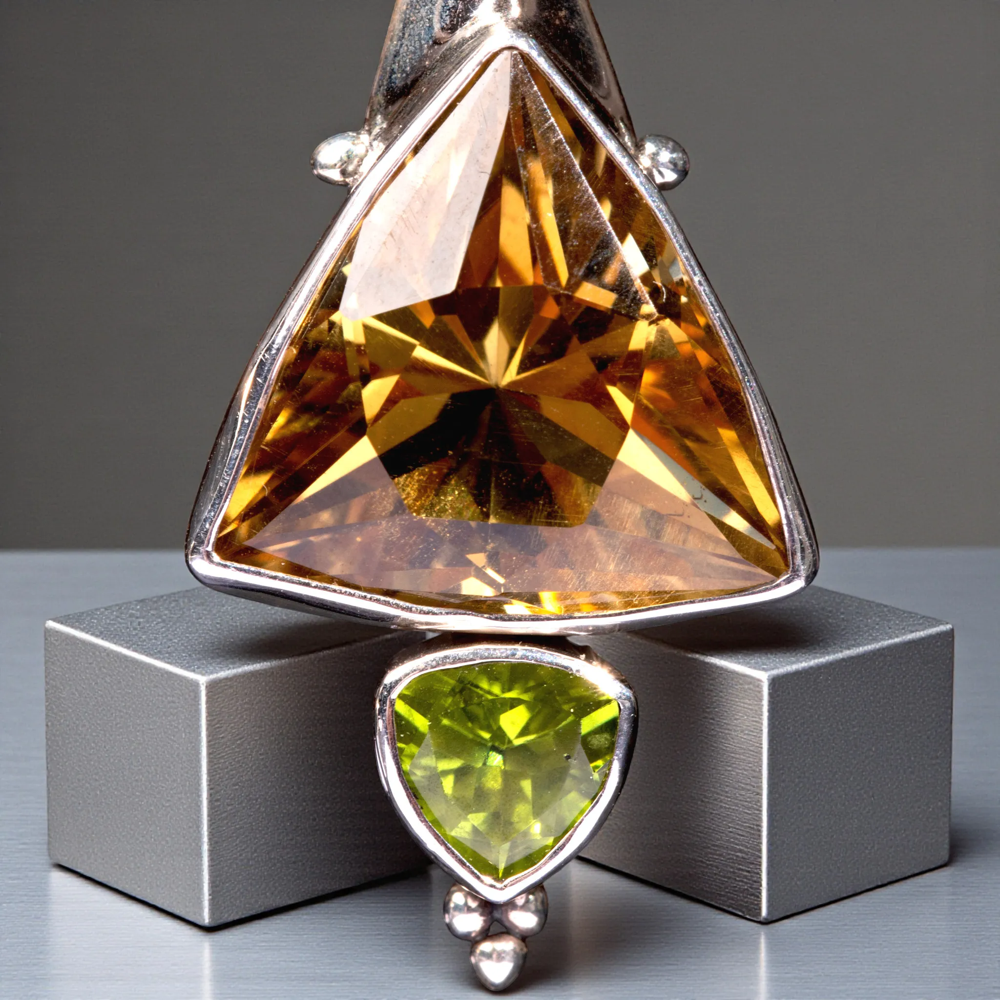 Orecchini in argento con quarzo citrino trillion e peridoto naturale.
