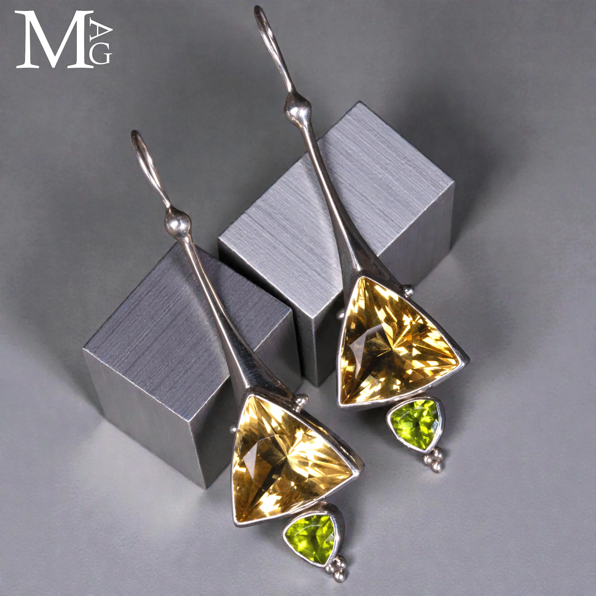 Orecchini in argento con quarzo citrino trillion e peridoto naturale.