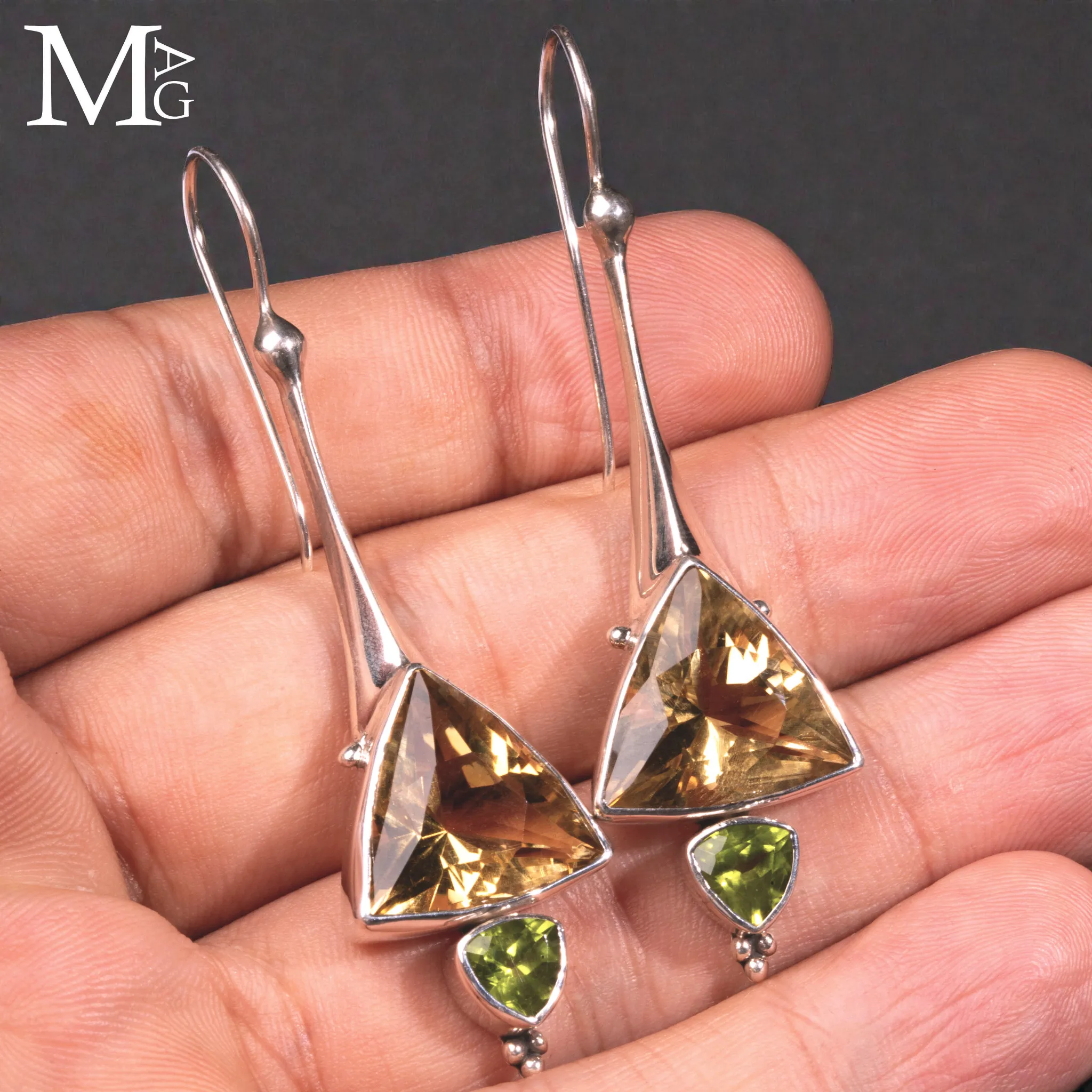 Orecchini in argento con quarzo citrino trillion e peridoto naturale.