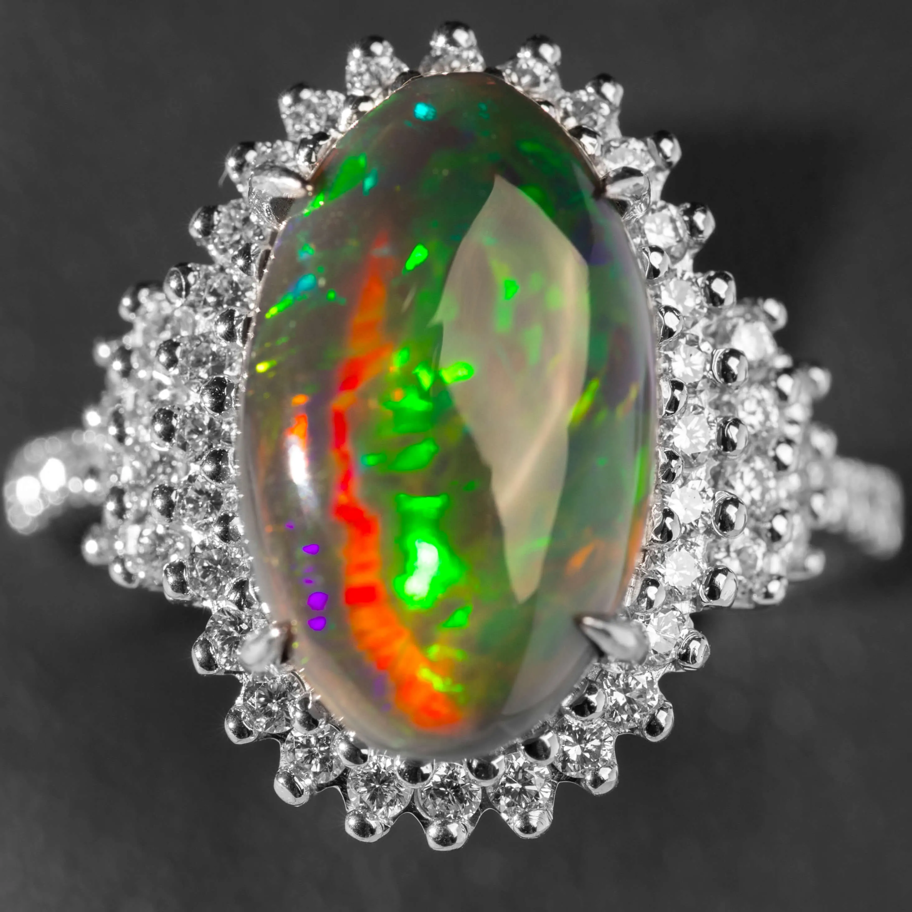 Anello in Oro Bianco con Opale Nero Etiope e 50 Diamanti.