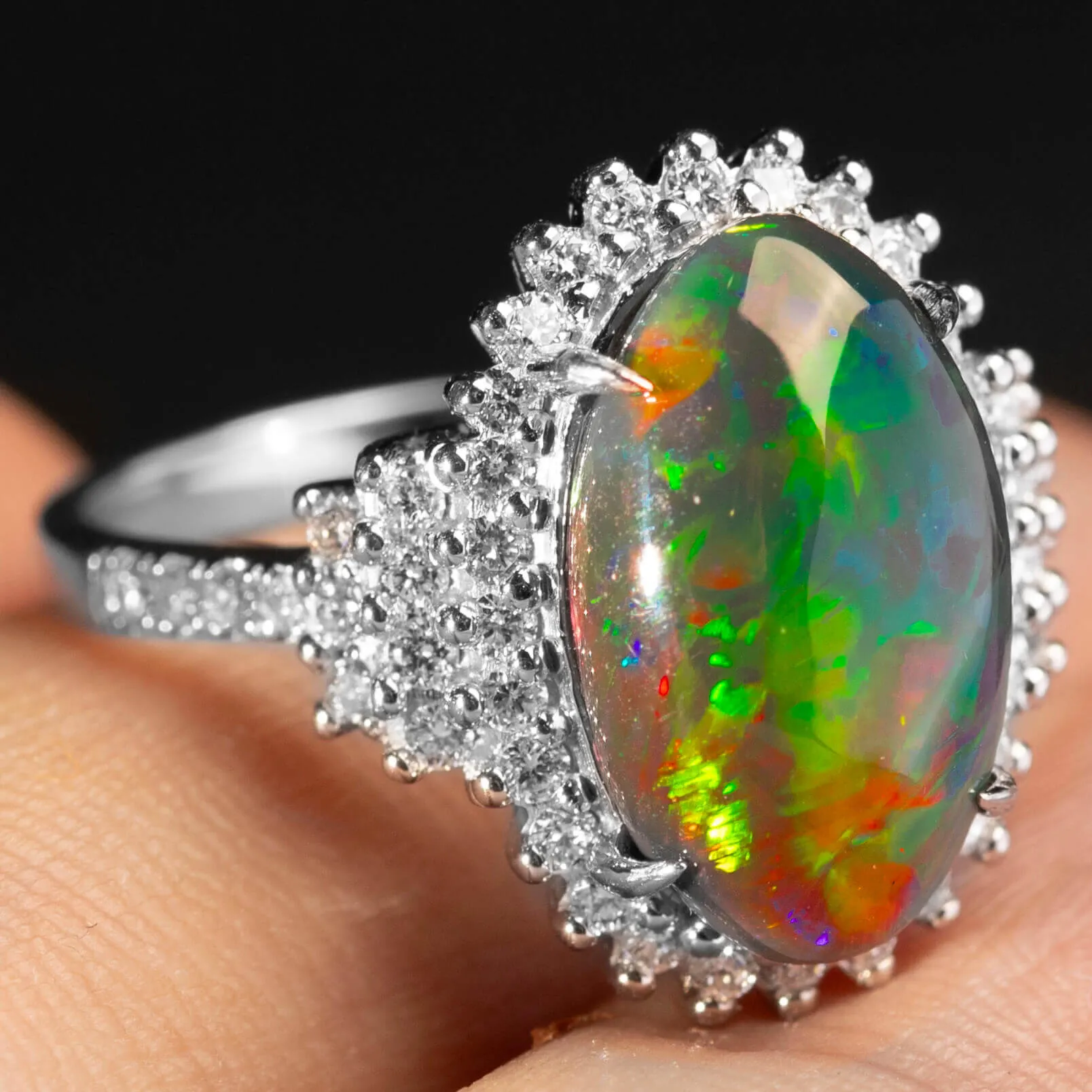 Anello in Oro Bianco con Opale Nero Etiope e 50 Diamanti.