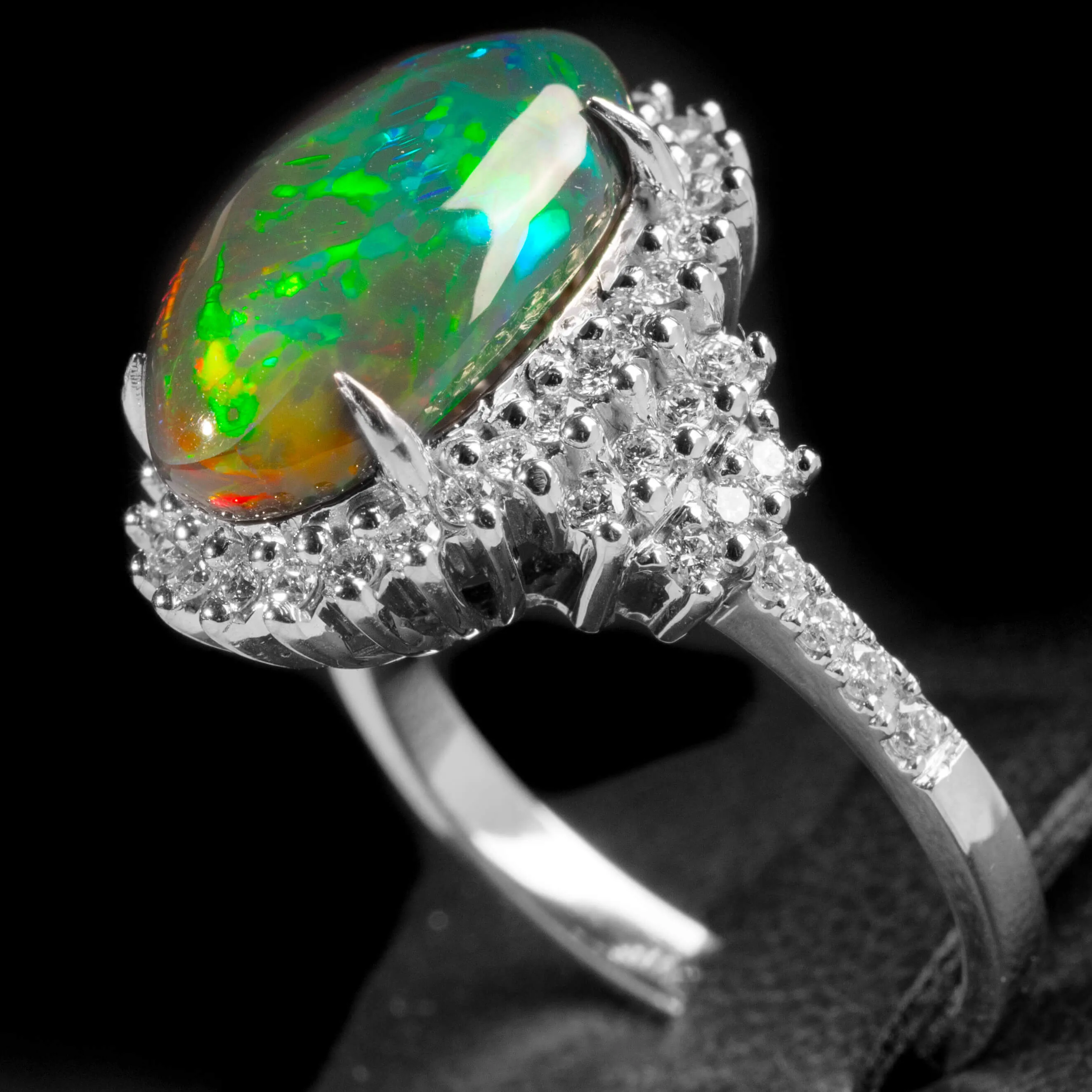 Anello in Oro Bianco con Opale Nero Etiope e 50 Diamanti.