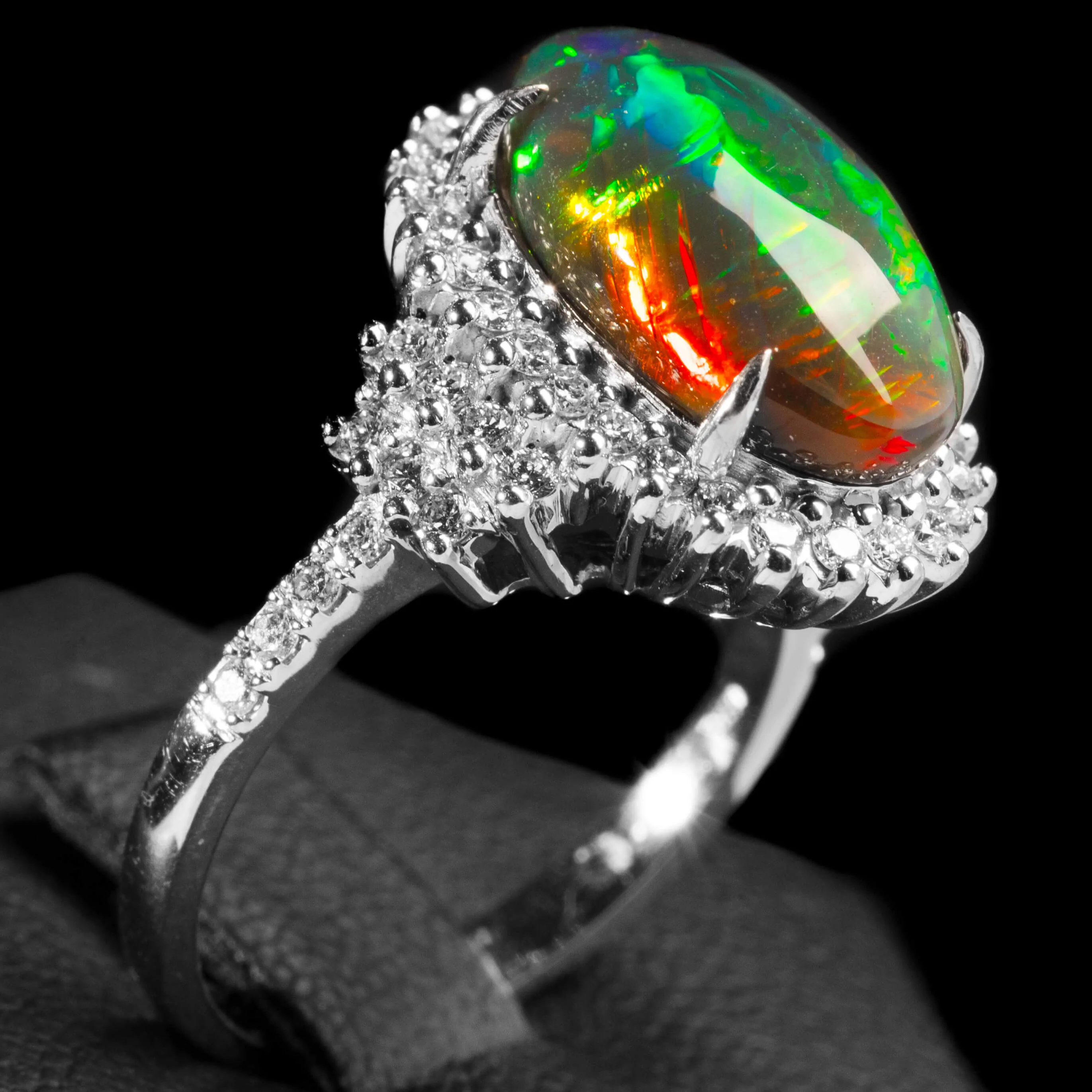 Anello in Oro Bianco con Opale Nero Etiope e 50 Diamanti.