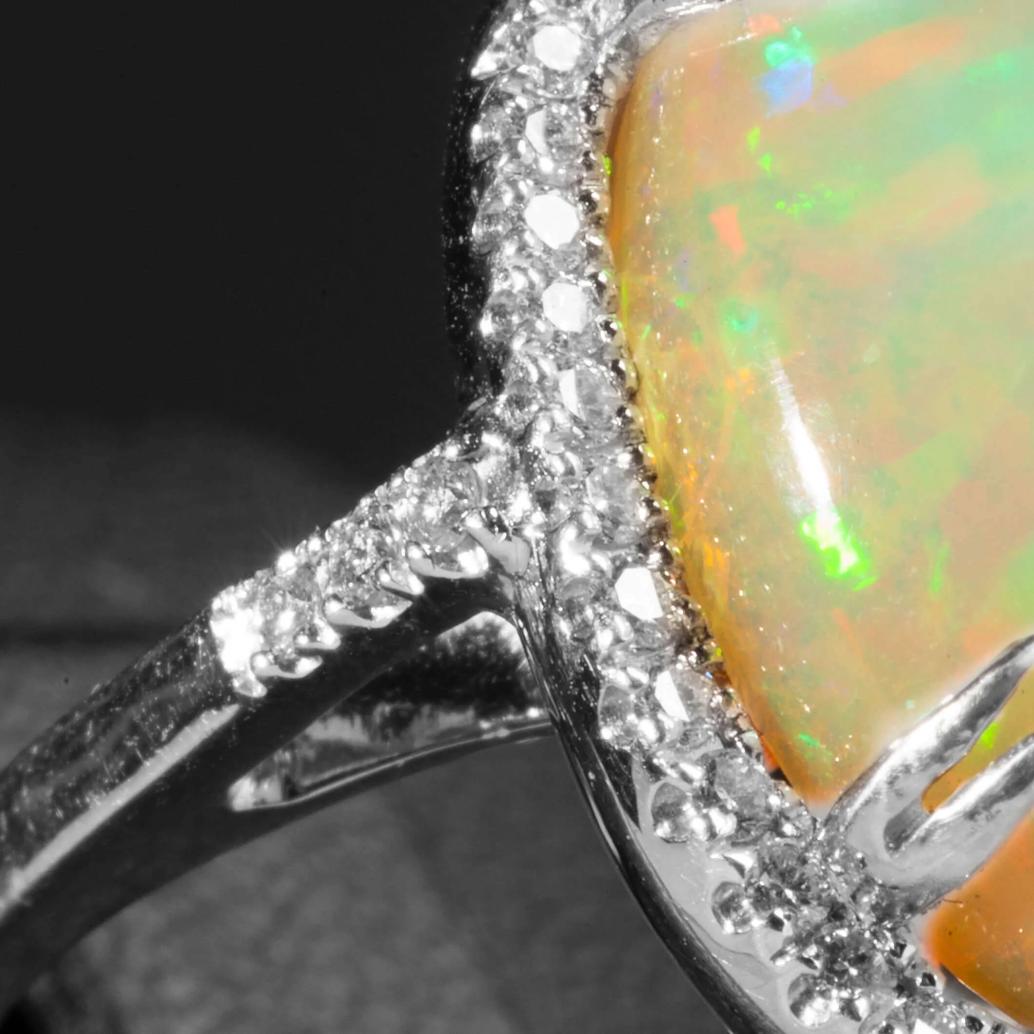 Anello in Oro Bianco con Opale Etiope e Diamanti