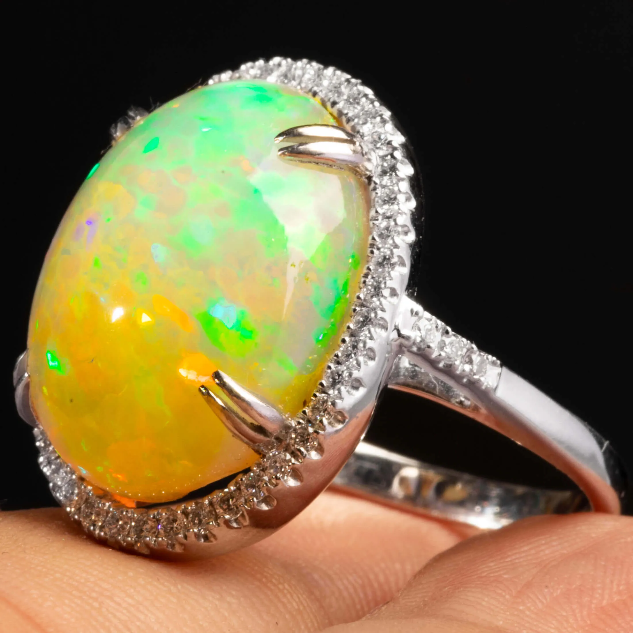 Anello in Oro Bianco con Opale Etiope e Diamanti