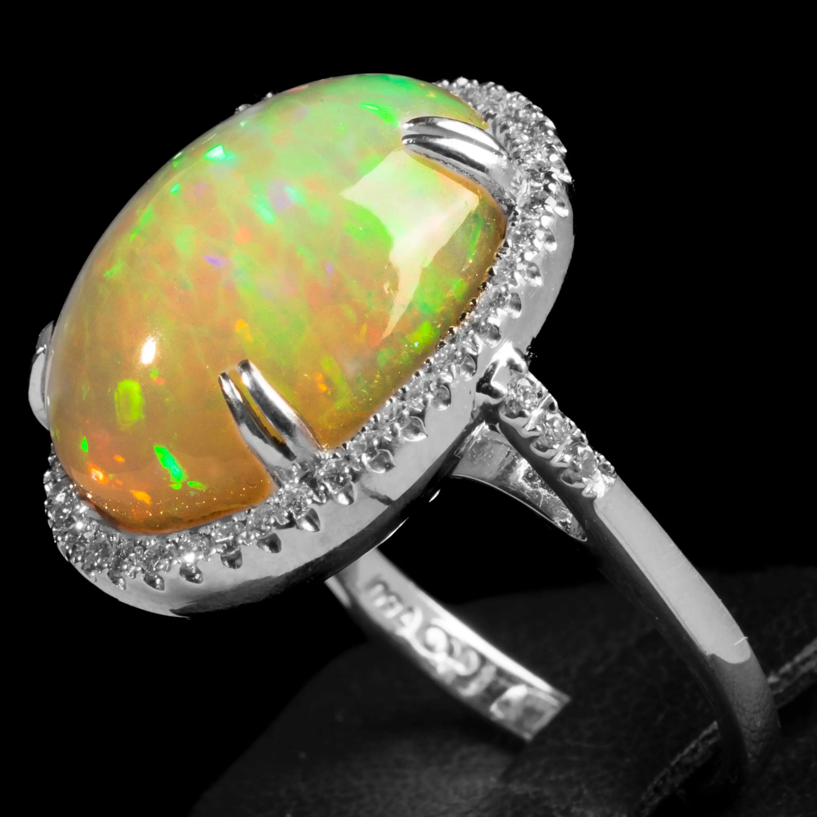 Anello in Oro Bianco con Opale Etiope e Diamanti