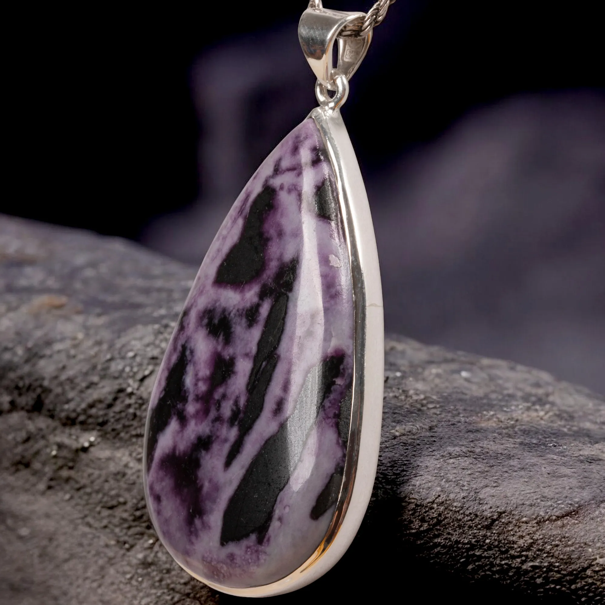 Ciondolo in Argento con Cabochon a Goccia di Kammererite.
