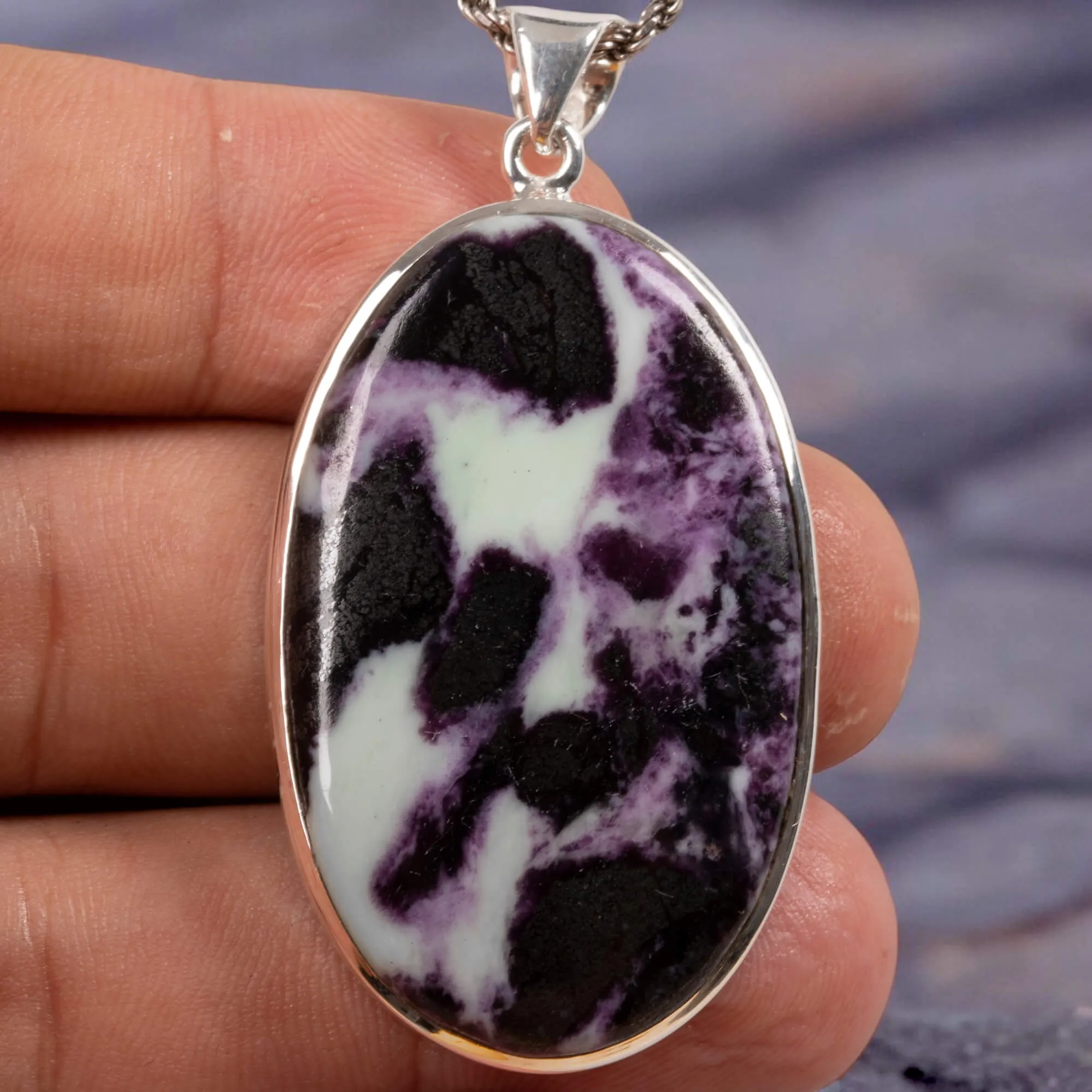 Ciondolo in Argento con Cabochon Ovale di Kammererite.