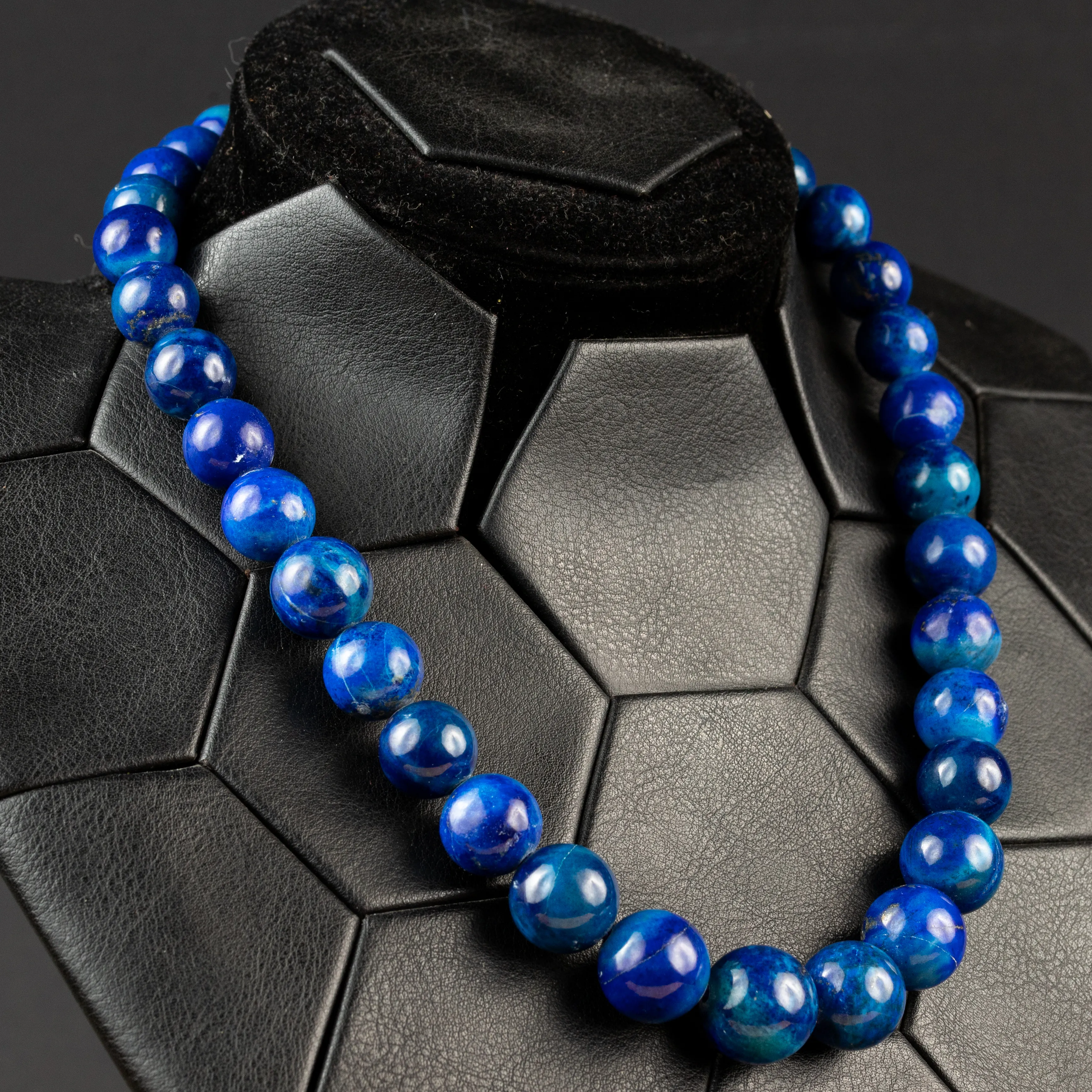 Collana in Lapislazzuli: Eleganza Blu e Connessione Spirituale.
