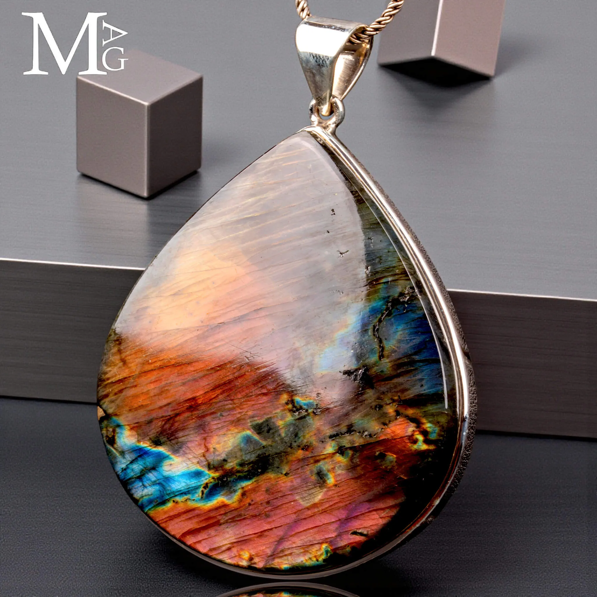 Ciondolo in Argento con Cabochon di Spettrolite.