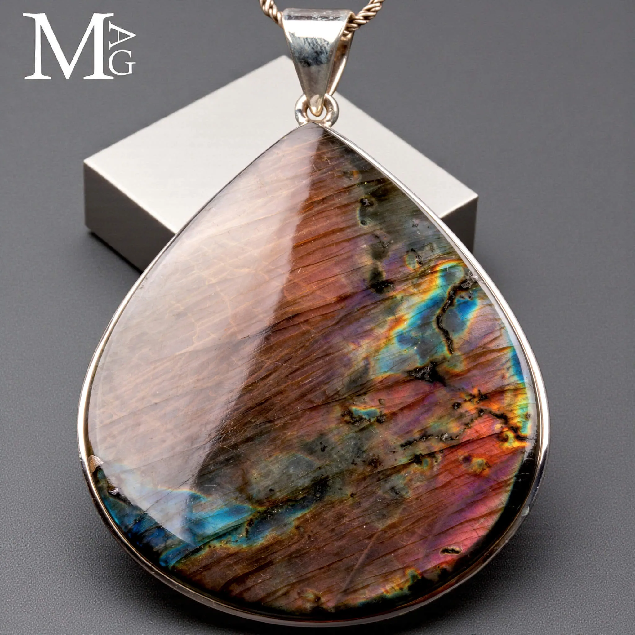 Ciondolo in Argento con Cabochon di Spettrolite.