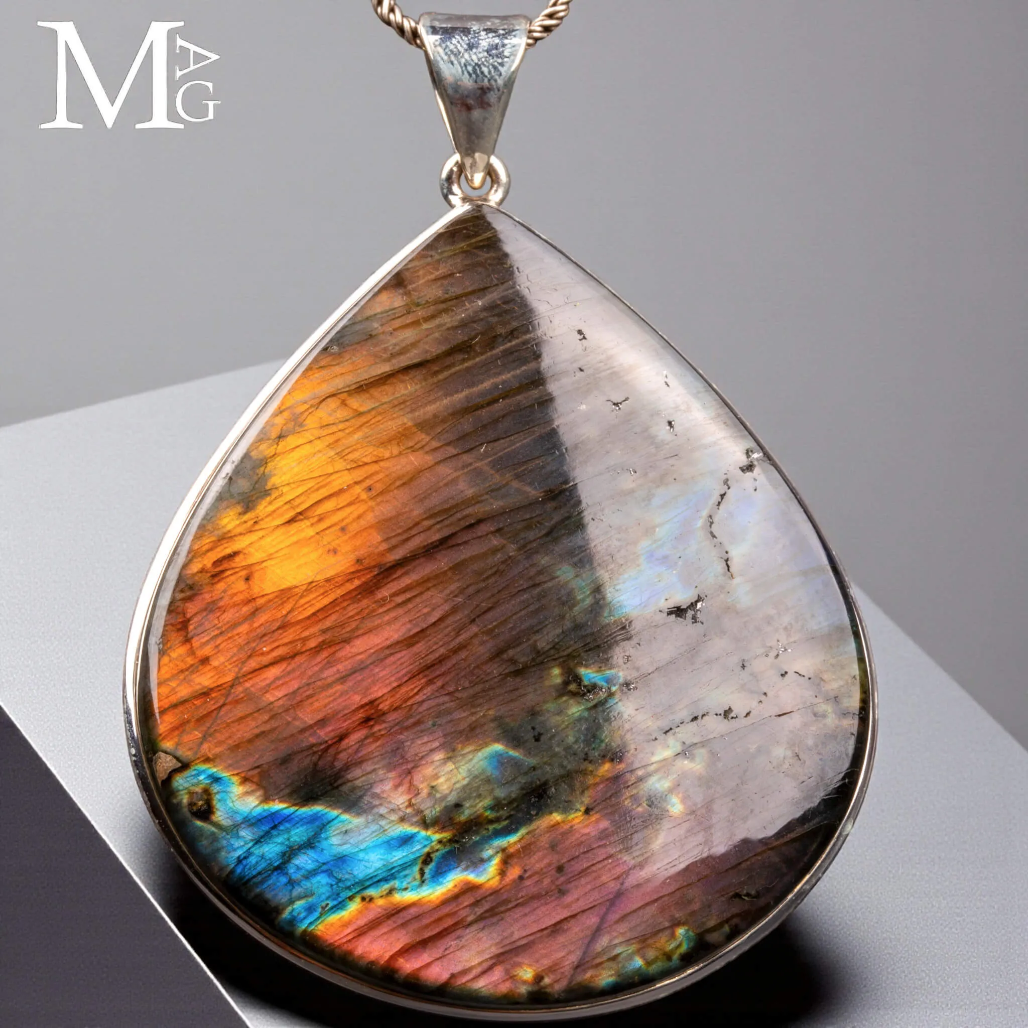 Ciondolo in Argento con Cabochon di Spettrolite.