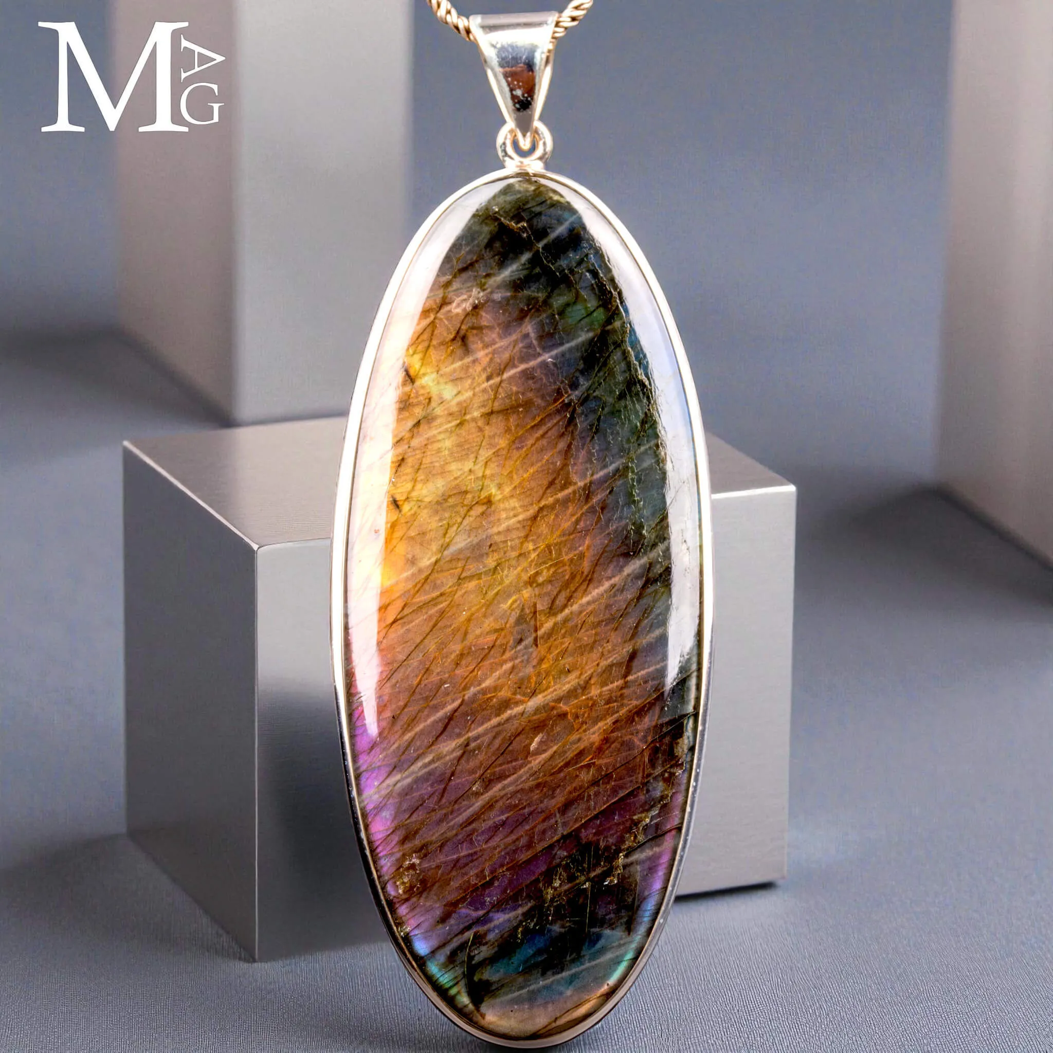 Ciondolo in Argento con Cabochon di Spettrolite.