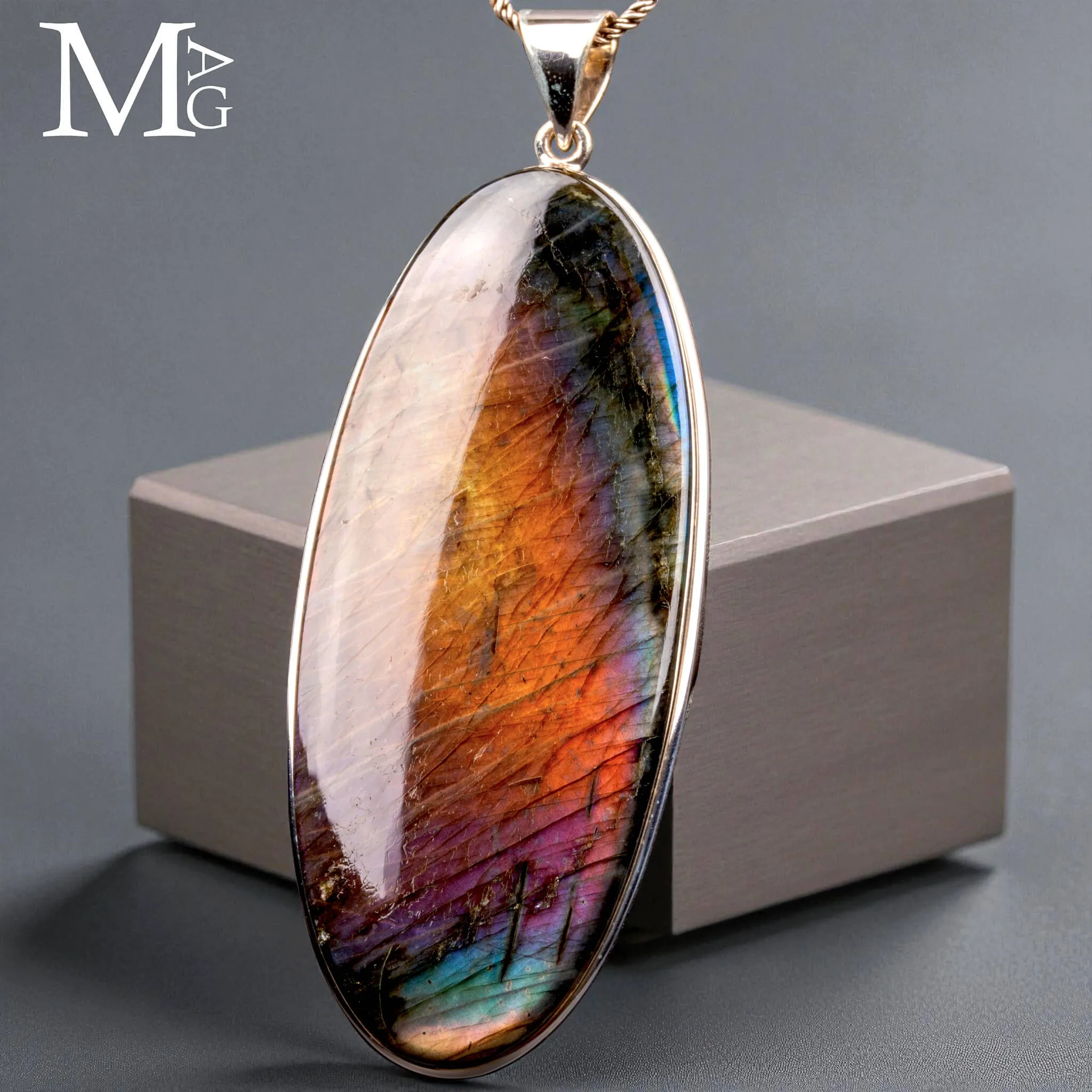 Ciondolo in Argento con Cabochon di Spettrolite.