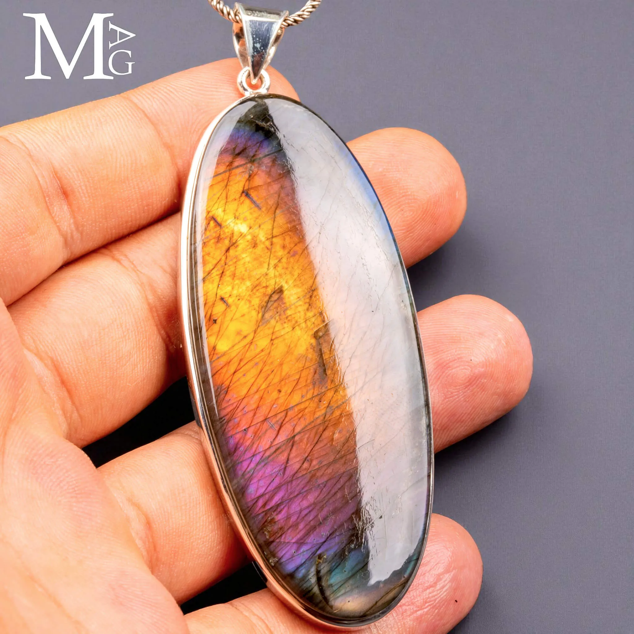 Ciondolo in Argento con Cabochon di Spettrolite.