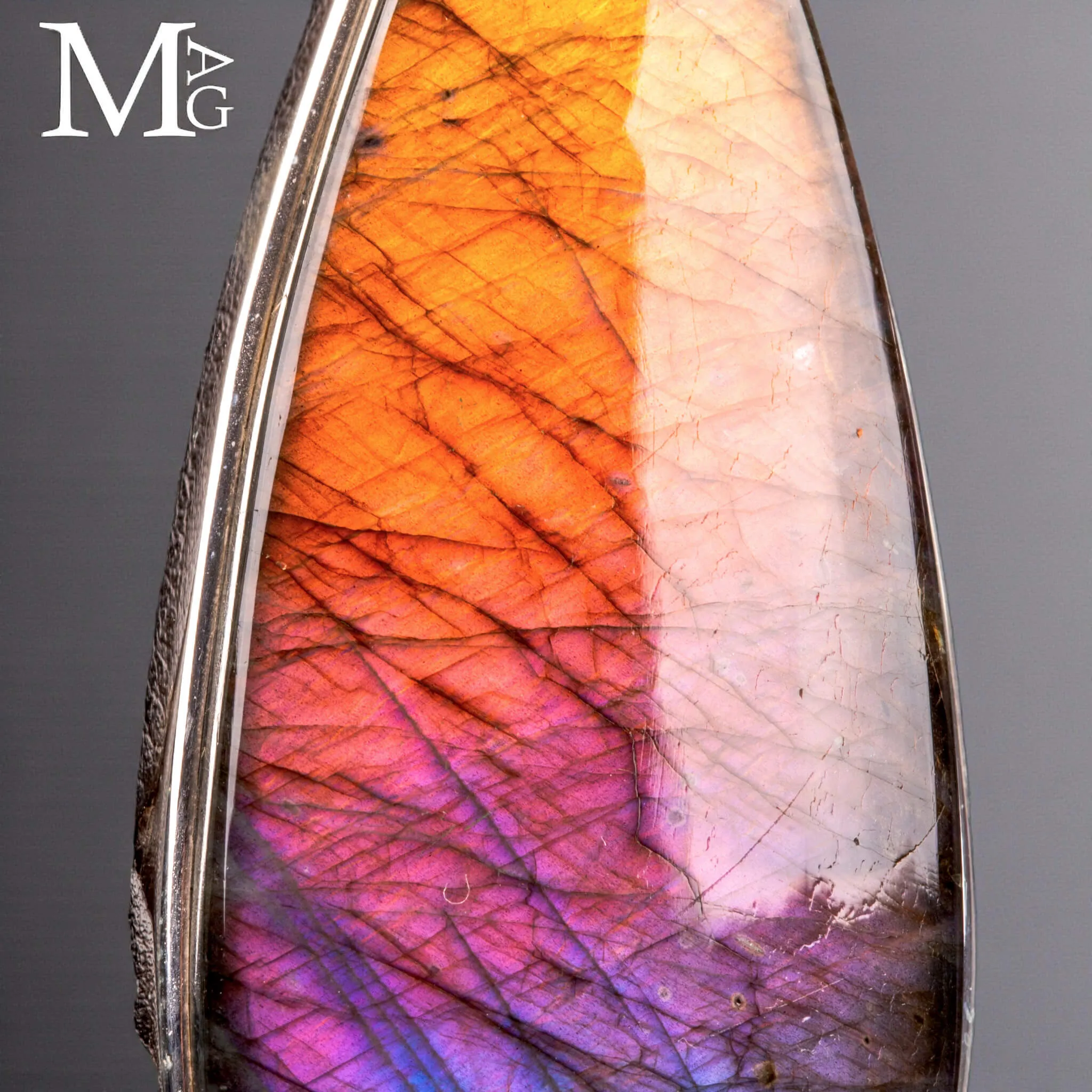 Gioiello in Argento con Gemma di Labradorite – varietà Spettrolite.
