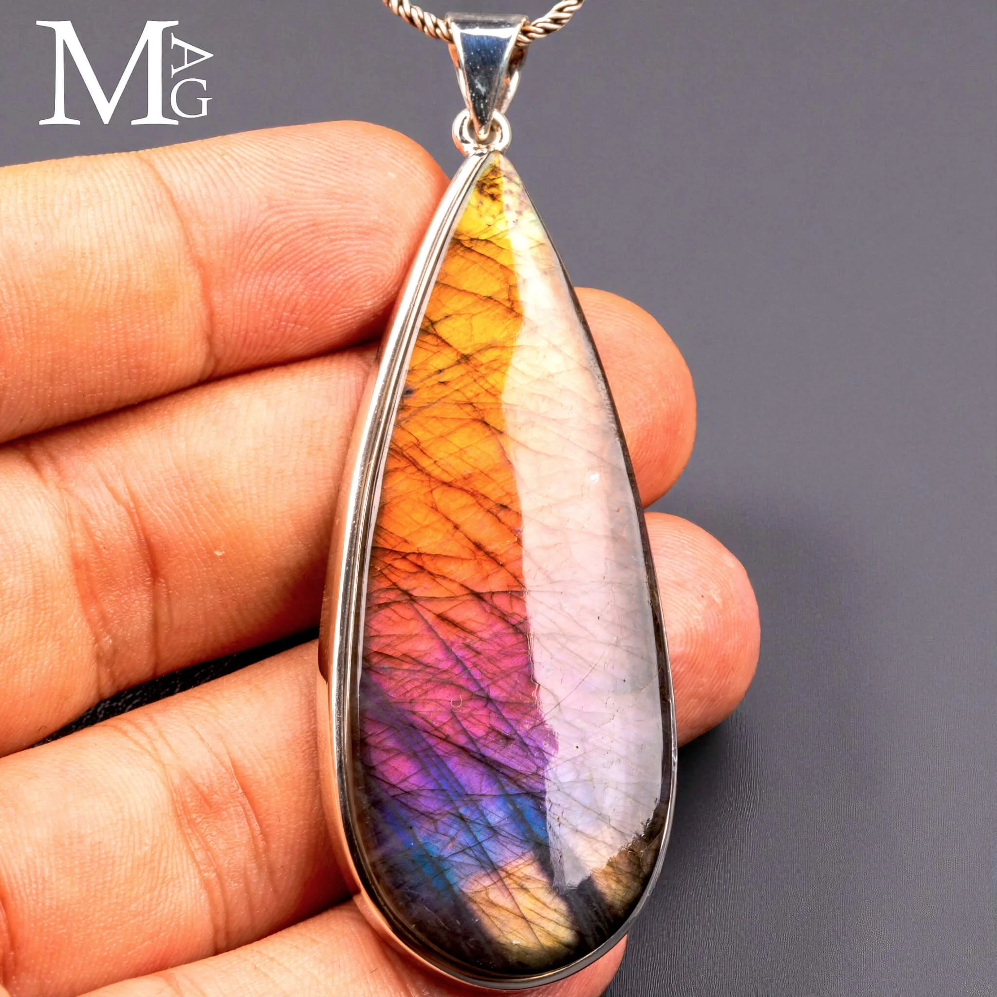 Gioiello in Argento con Gemma di Labradorite – varietà Spettrolite.