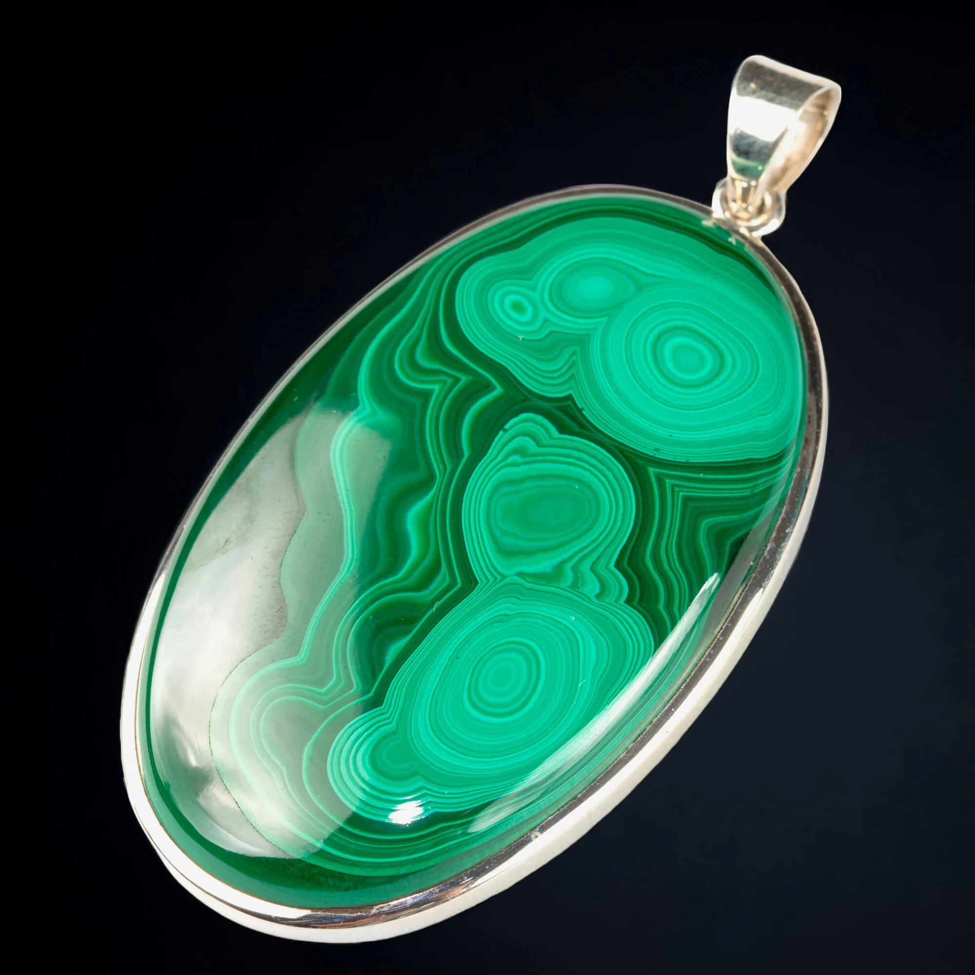 Pendente con grande cabochon ovale in malachite