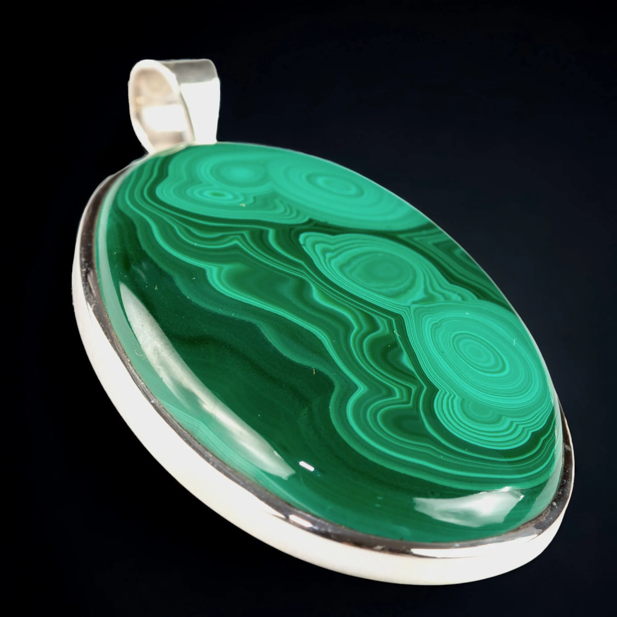 Pendente con grande cabochon ovale in malachite