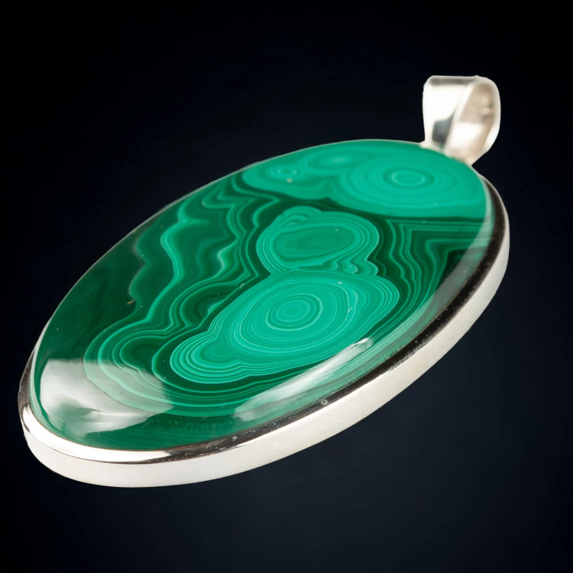 Pendente con grande cabochon ovale in malachite