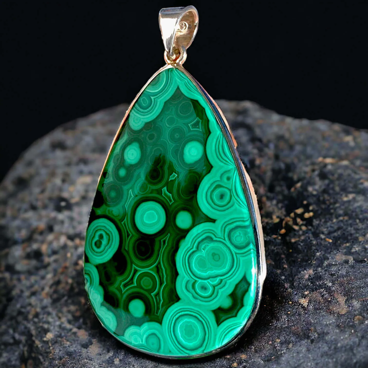 Pendente con grande cabochon in malachite Ocellata