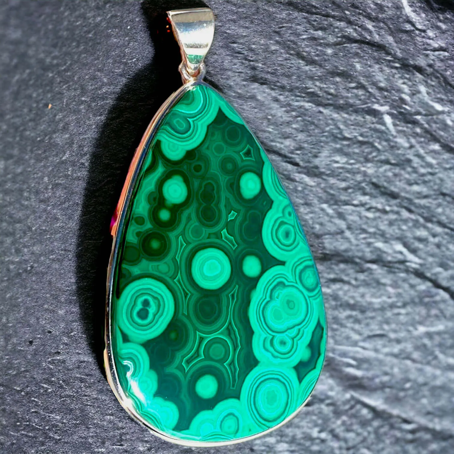 Pendente con grande cabochon in malachite Ocellata