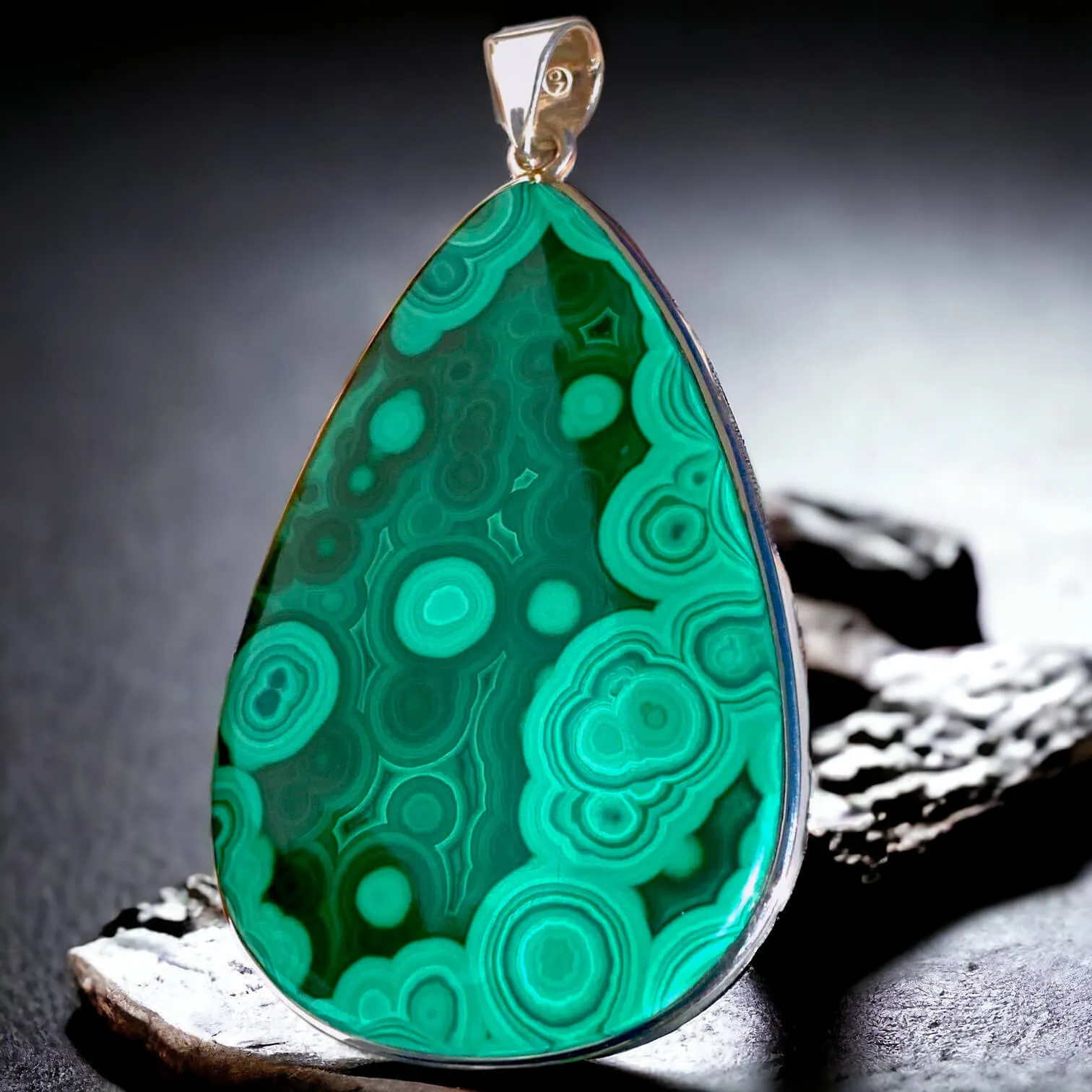 Pendente con grande cabochon in malachite Ocellata