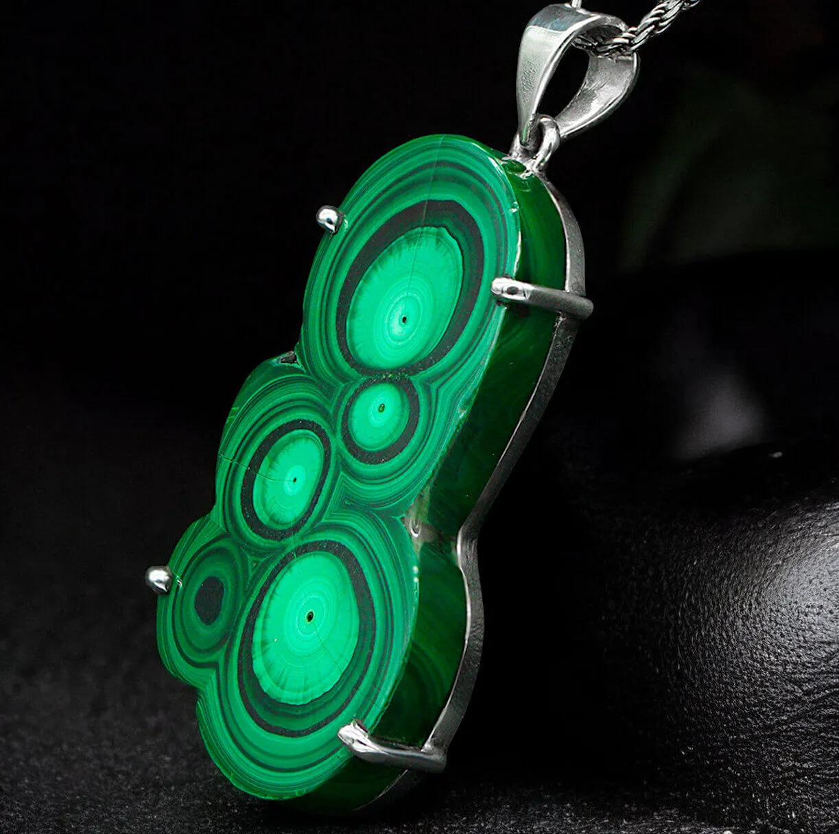 Malachite dai Cerchi Concentrici – Gioiello Unico e Raffinato.
