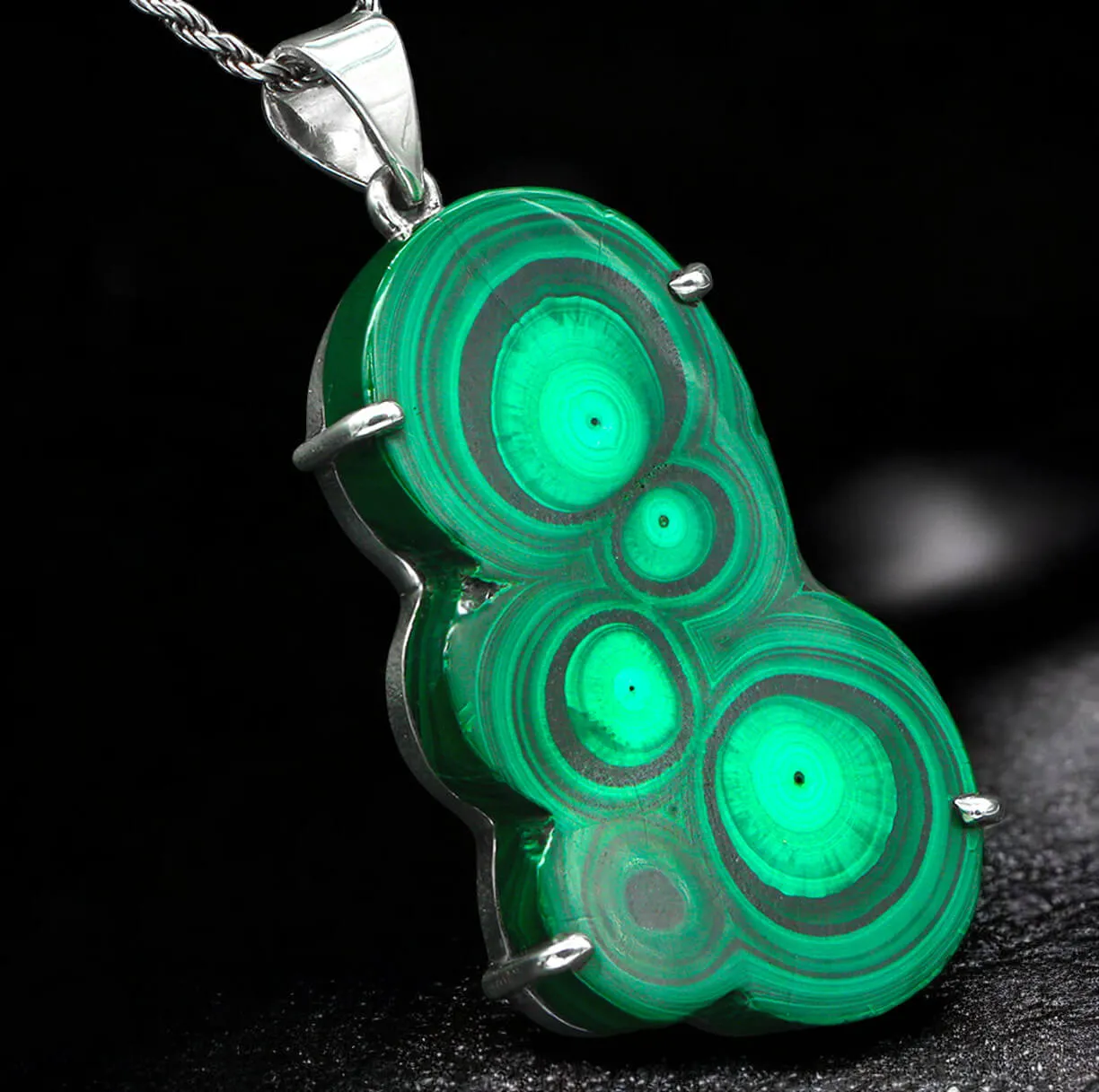 Malachite dai Cerchi Concentrici – Gioiello Unico e Raffinato.