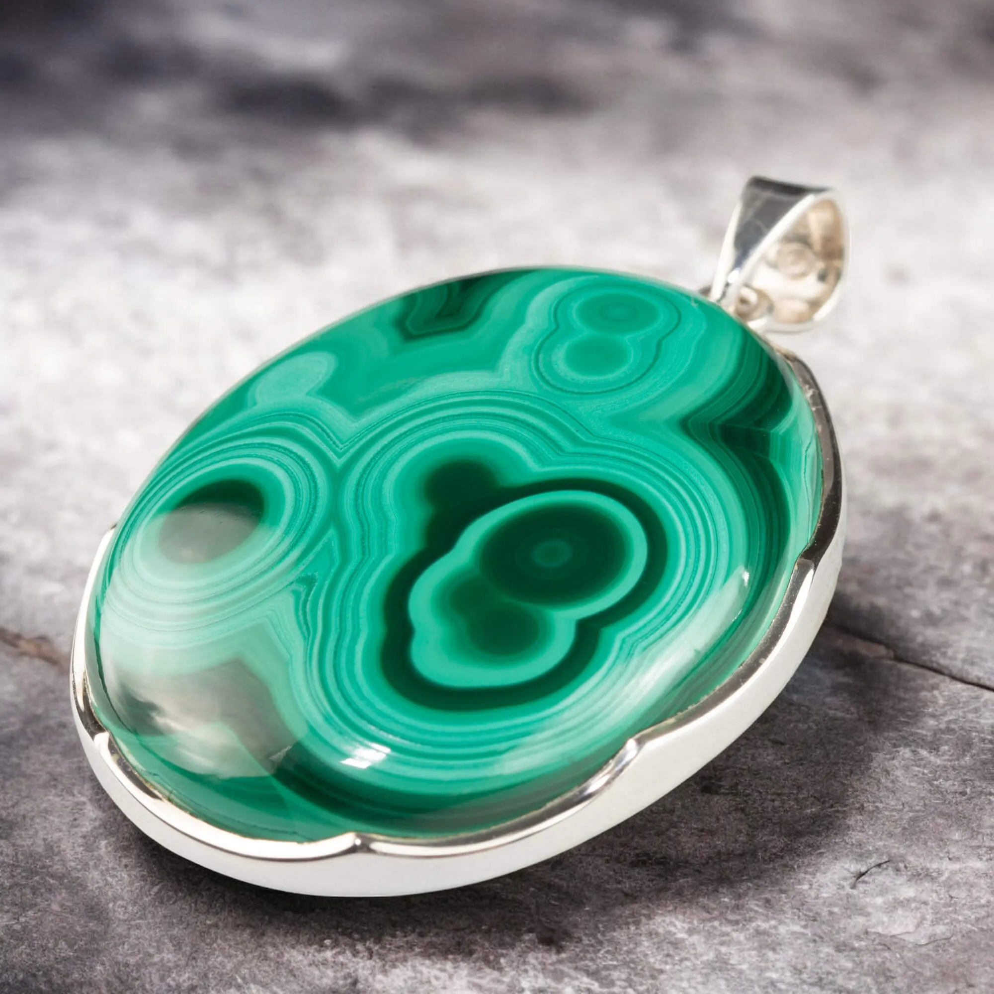 Ciondolo in Argento con Grande Malachite Cabochon.