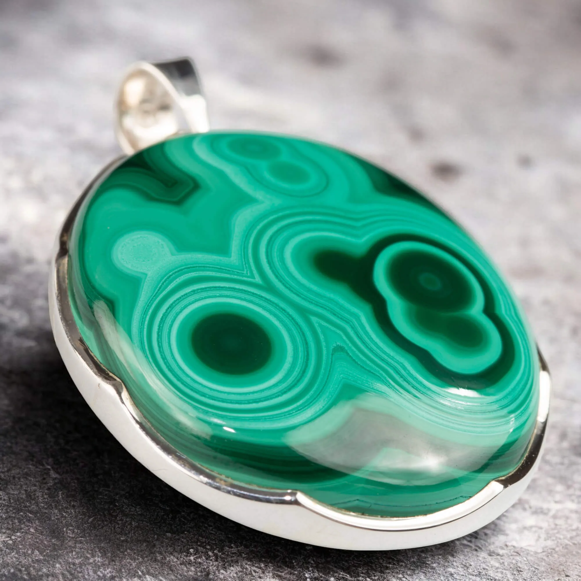 Ciondolo in Argento con Grande Malachite Cabochon.
