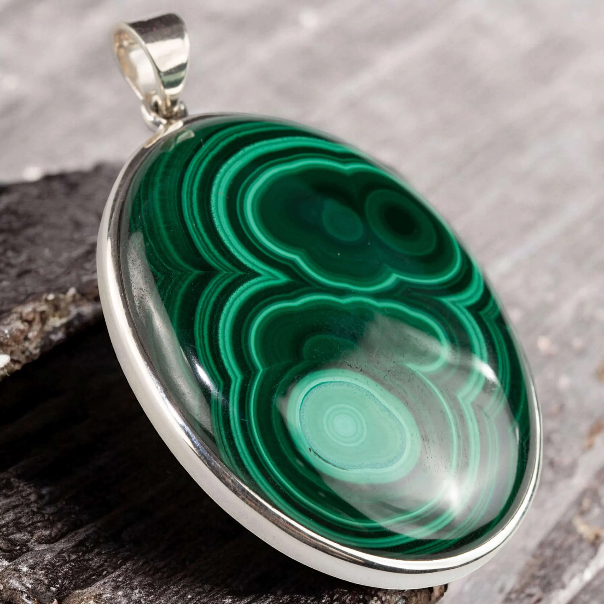 Ciondolo in Argento con Malachite Cabochon – Un Gioiello di Verde Naturale e Mistero.