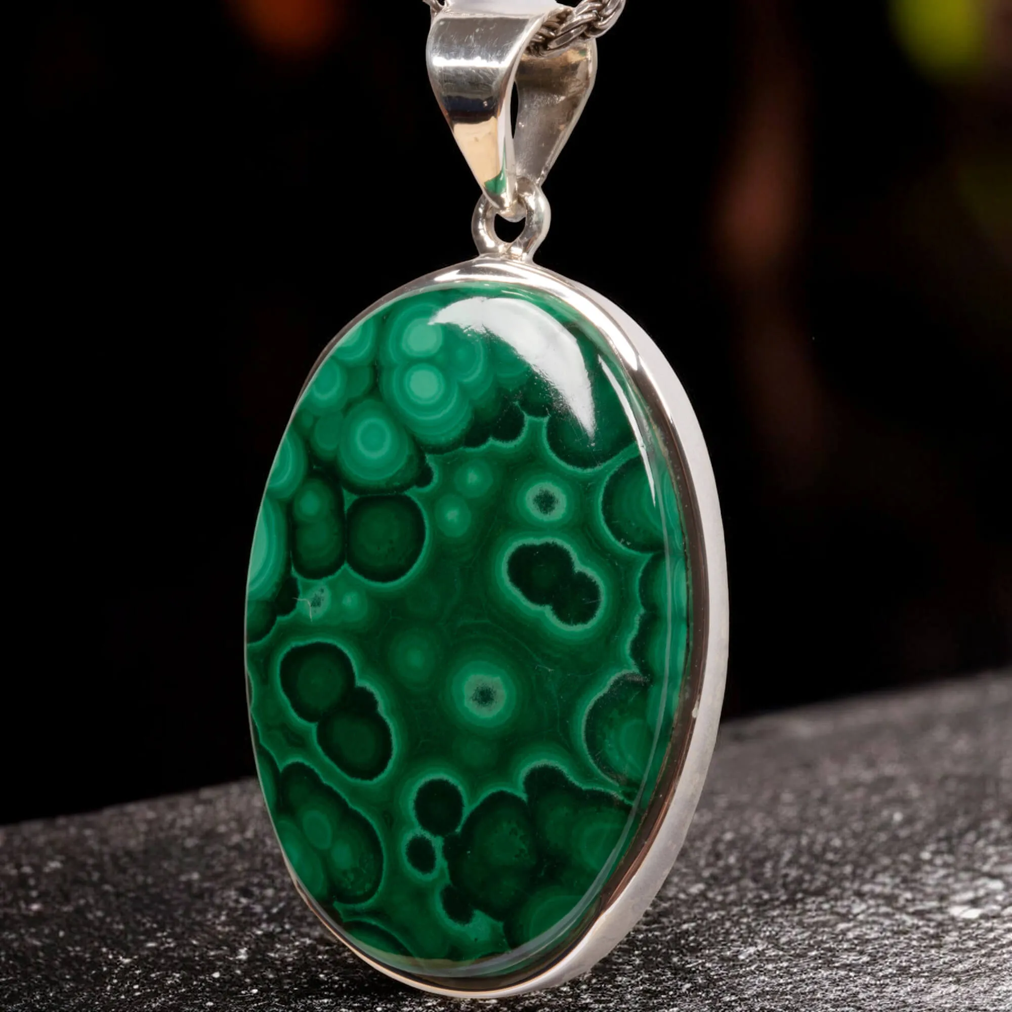 Ciondolo in Argento con Malachite Cabochon – Un Gioiello di Verde Naturale e Mistero.