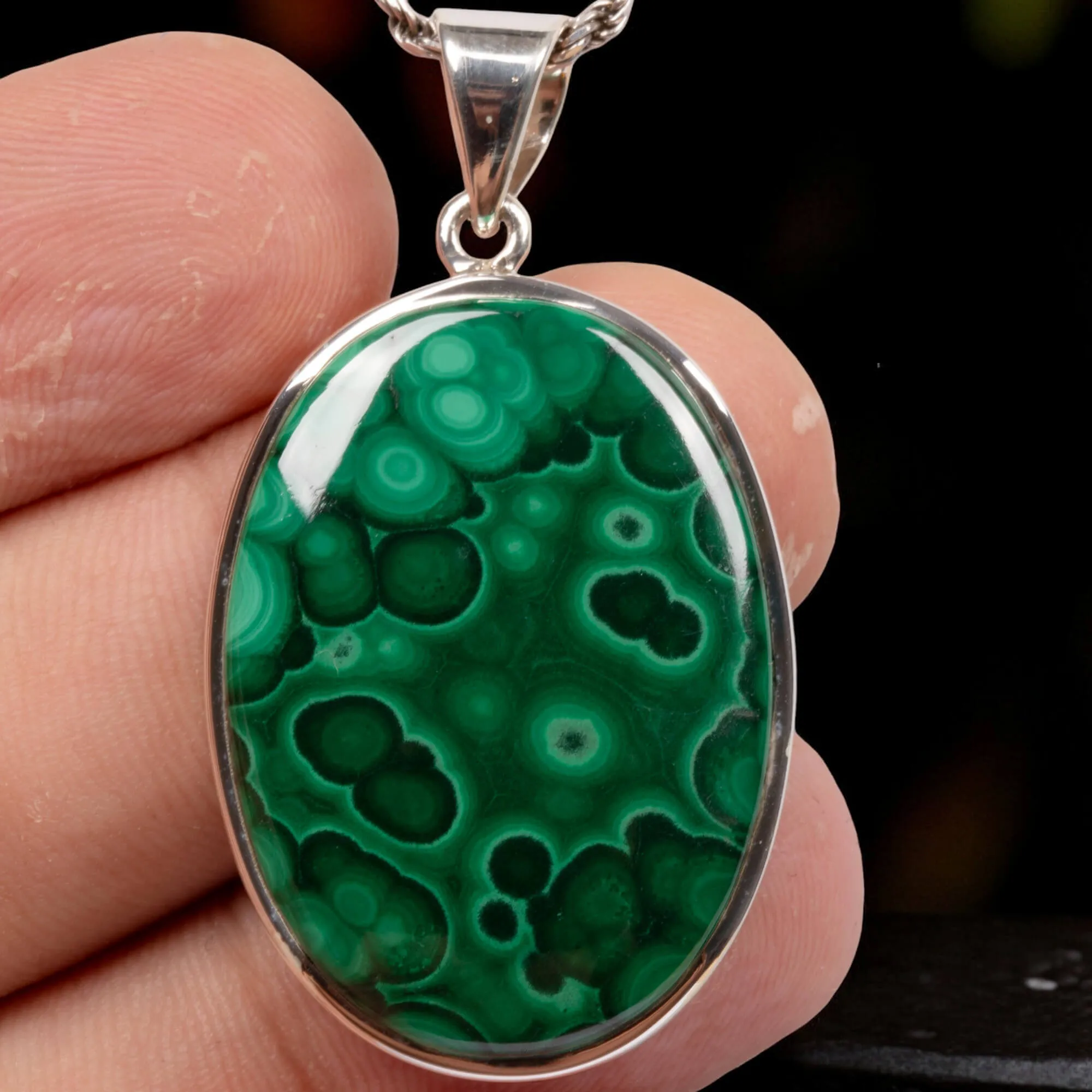 Ciondolo in Argento con Malachite Cabochon – Un Gioiello di Verde Naturale e Mistero.